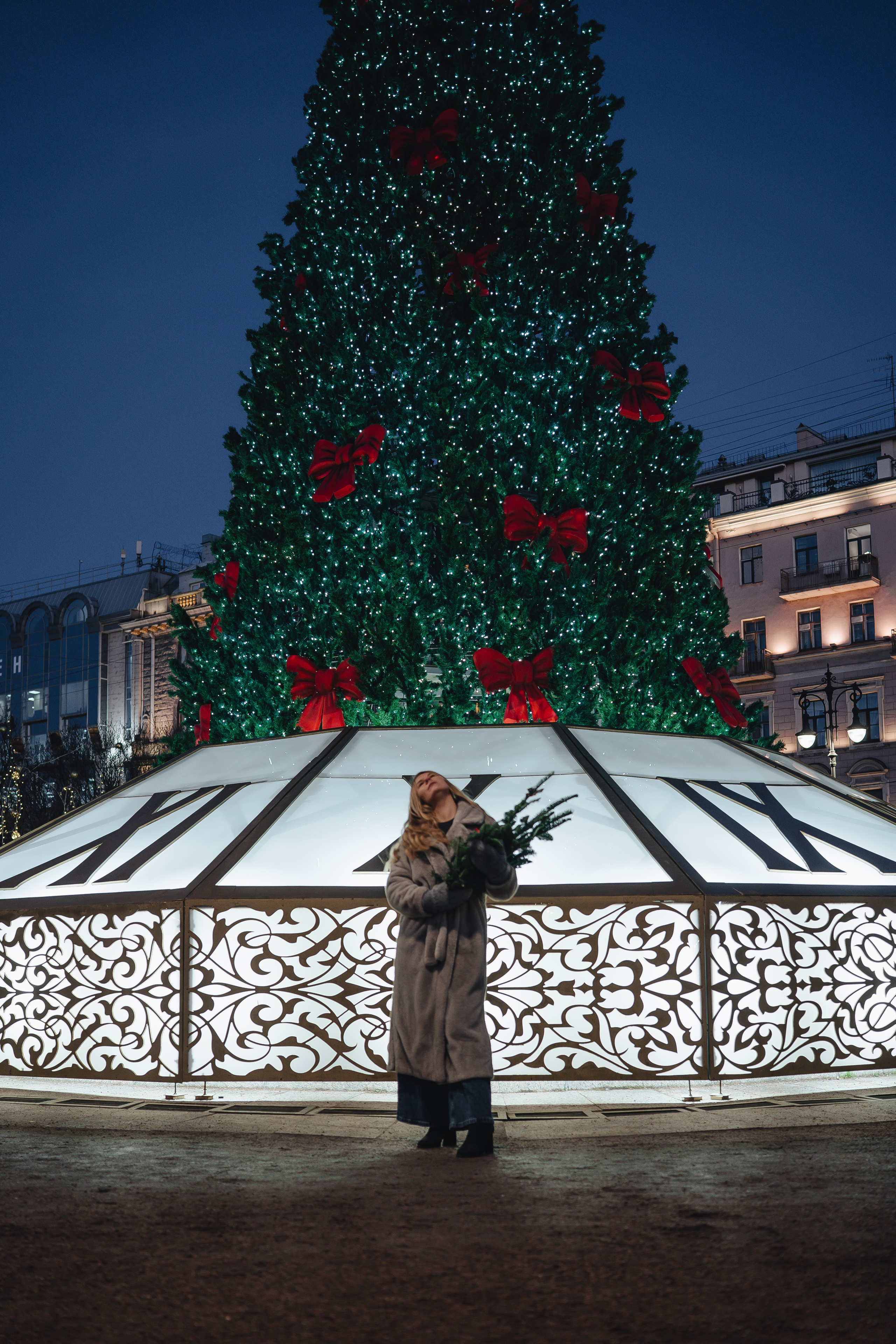 ПРОГУЛКА НА МАНЕЖНОЙ ПЛОЩАДИ ДЛЯ ДЕВУШКИ ПЕРЕД НОВЫМ ГОДОМ (НОВОГОДНЯЯ ФОТОСЕССИИЯ НА МАНЕЖНОЙ ПЛОЩАДИ). Профессиональный фотограф, Санкт-Петербург — Виктория Богомолова
