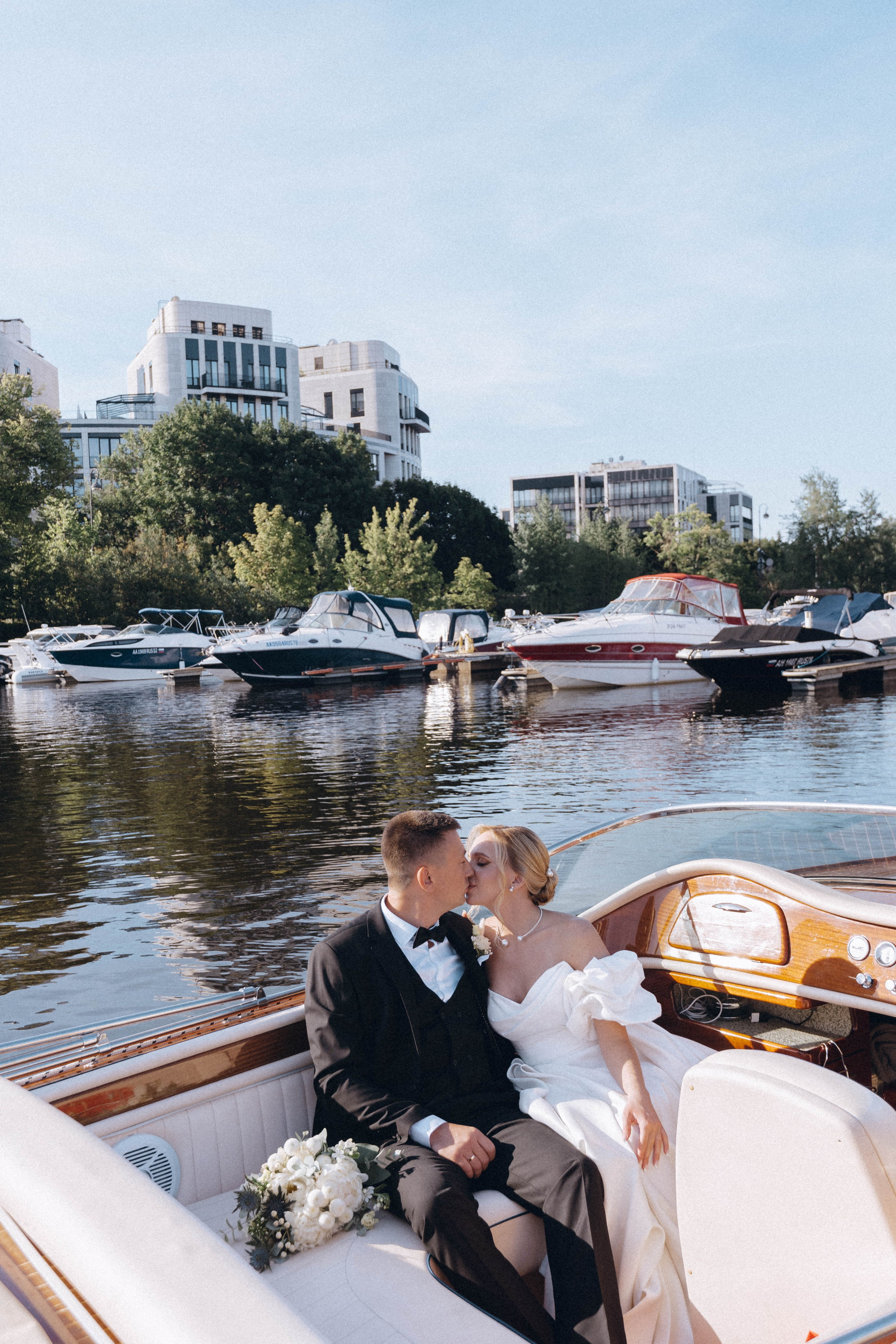 СВАДЕНБНАЯ СЬЕМКА НА КАТЕРЕ ПО КАНАЛАМ САНКТ-ПЕТЕРБУРГА И В АКВАТОРИИ НЕВЫ. Профессиональный фотограф, Санкт-Петербург — Виктория Богомолова