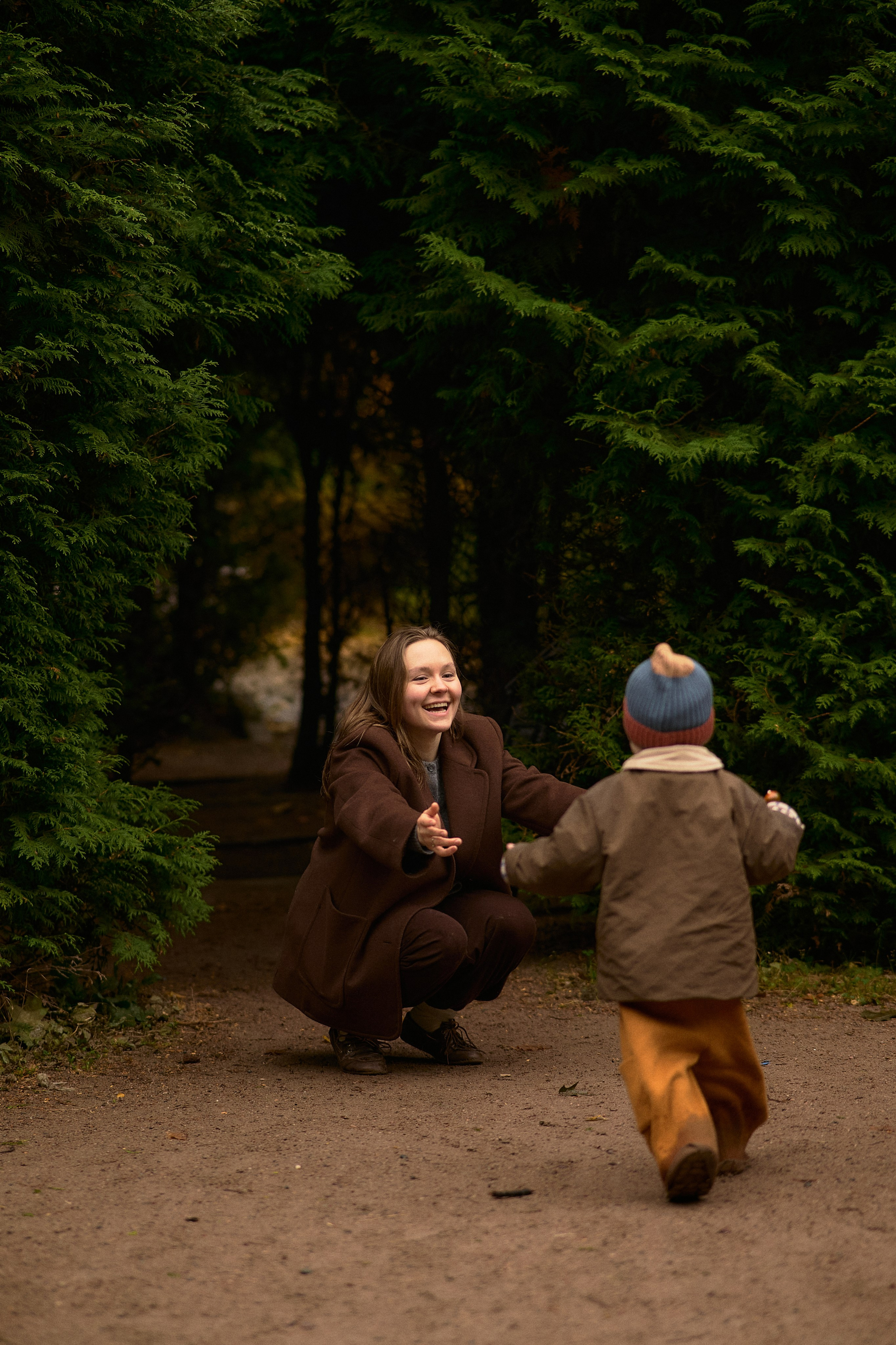 Света и Илюша под дождём. Семейный и свадебный lifestyle-фотограф в Москве Мария Петрова
