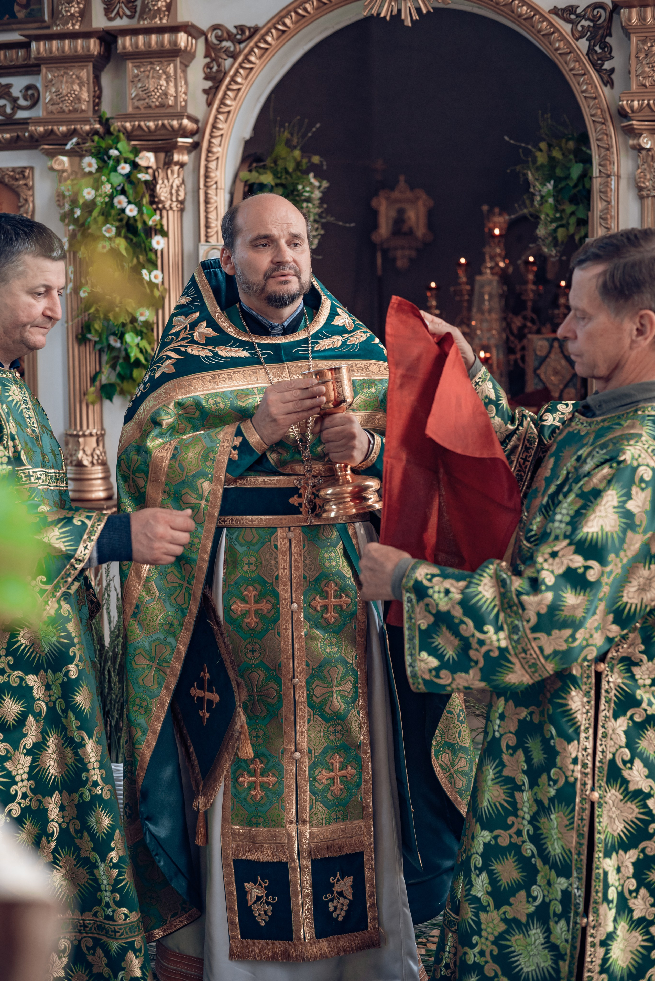 Троицкая служба в Рождественско-Никольском храме хутора Николаенко. Фотографы крещения/венчания  Красноярск Татьяна и Вячеслав Переваловы