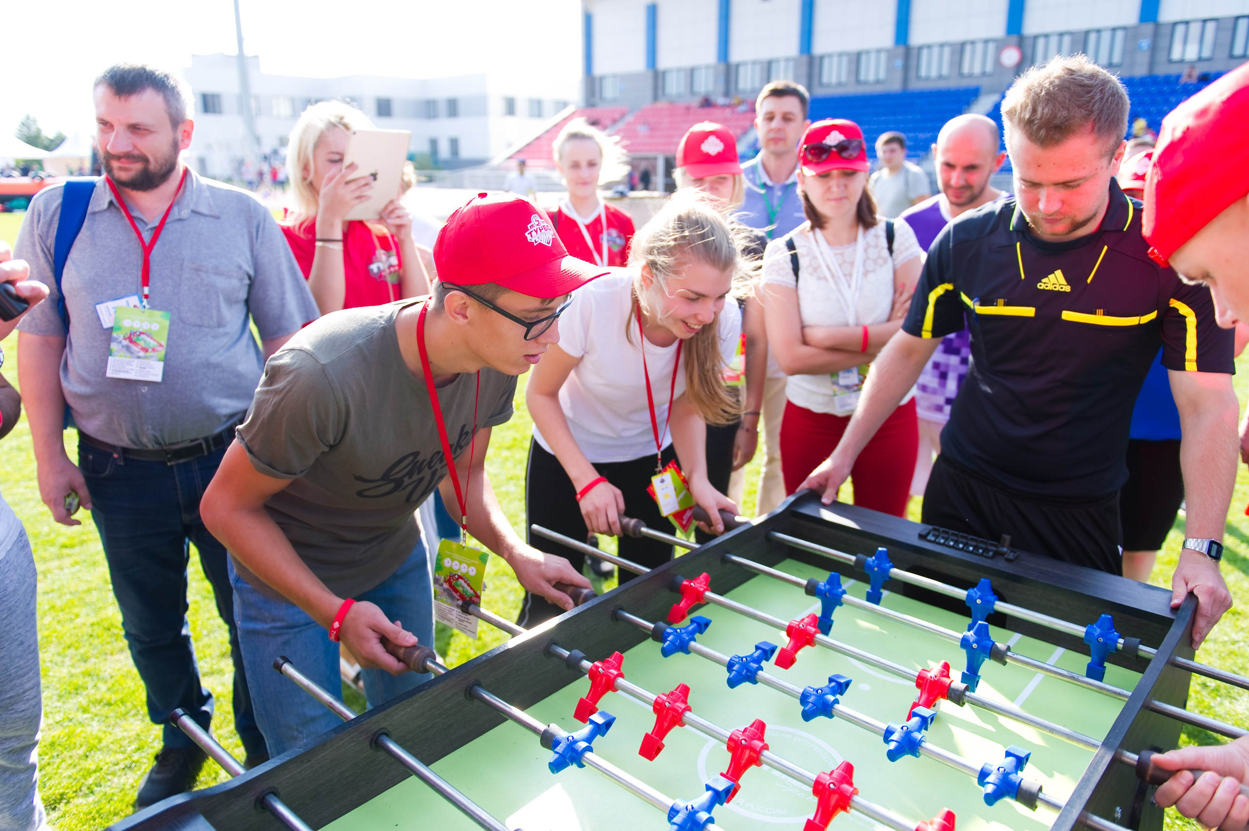 Турбофутбол (корпоративное соревнование «Пятерочки»). Репортажный фотограф и видеограф Слава Думчев. Тимбилдинги, отчетники, корпоративы