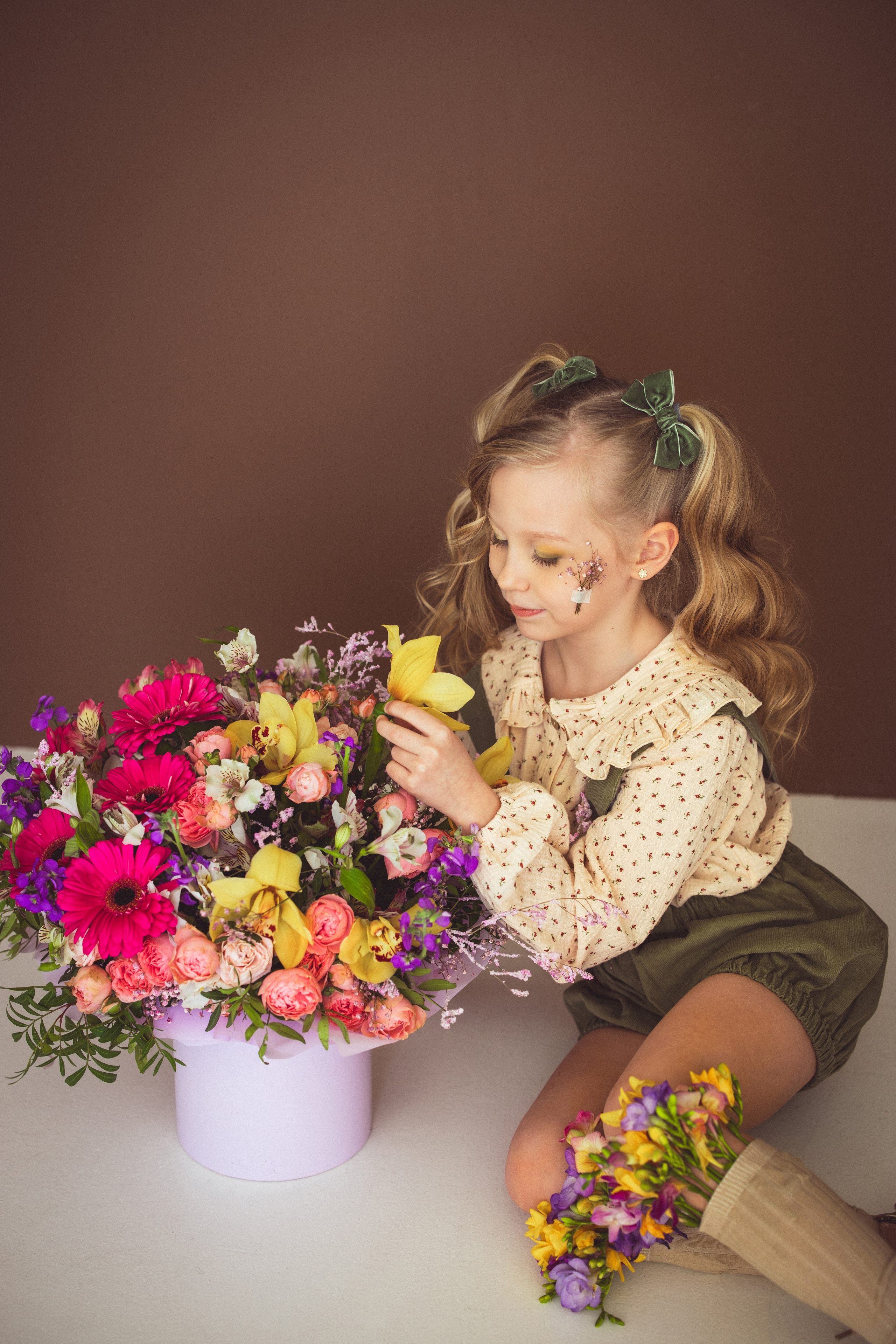Фотосессия с ярким букетом цветов к 8 марта, 2024 г. Семейный и детский фотограф в Краснодаре Анна Трашкова
