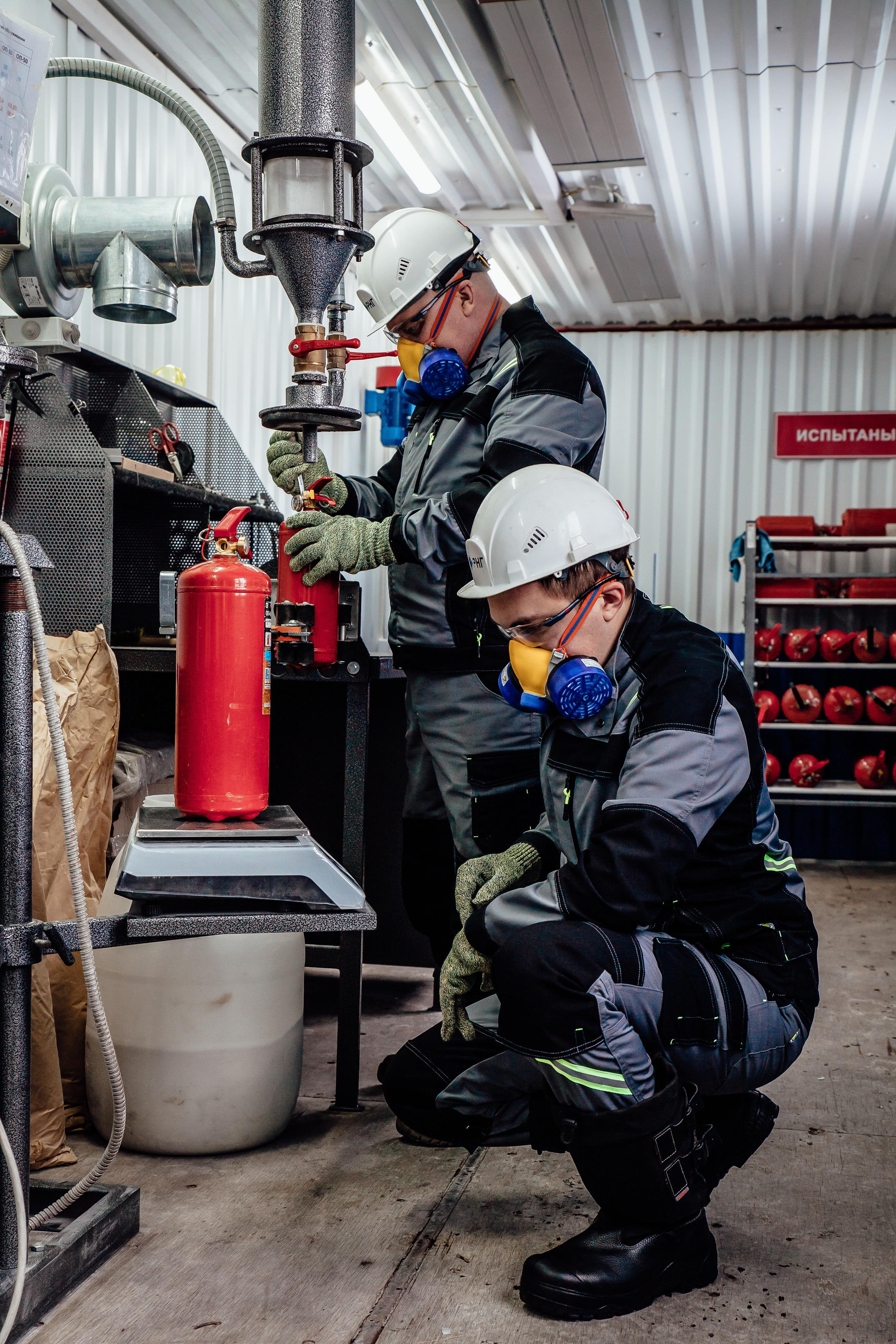 Заправка огнетушителя. РНГ. Рабочие. Производство. Корпоративная съемка