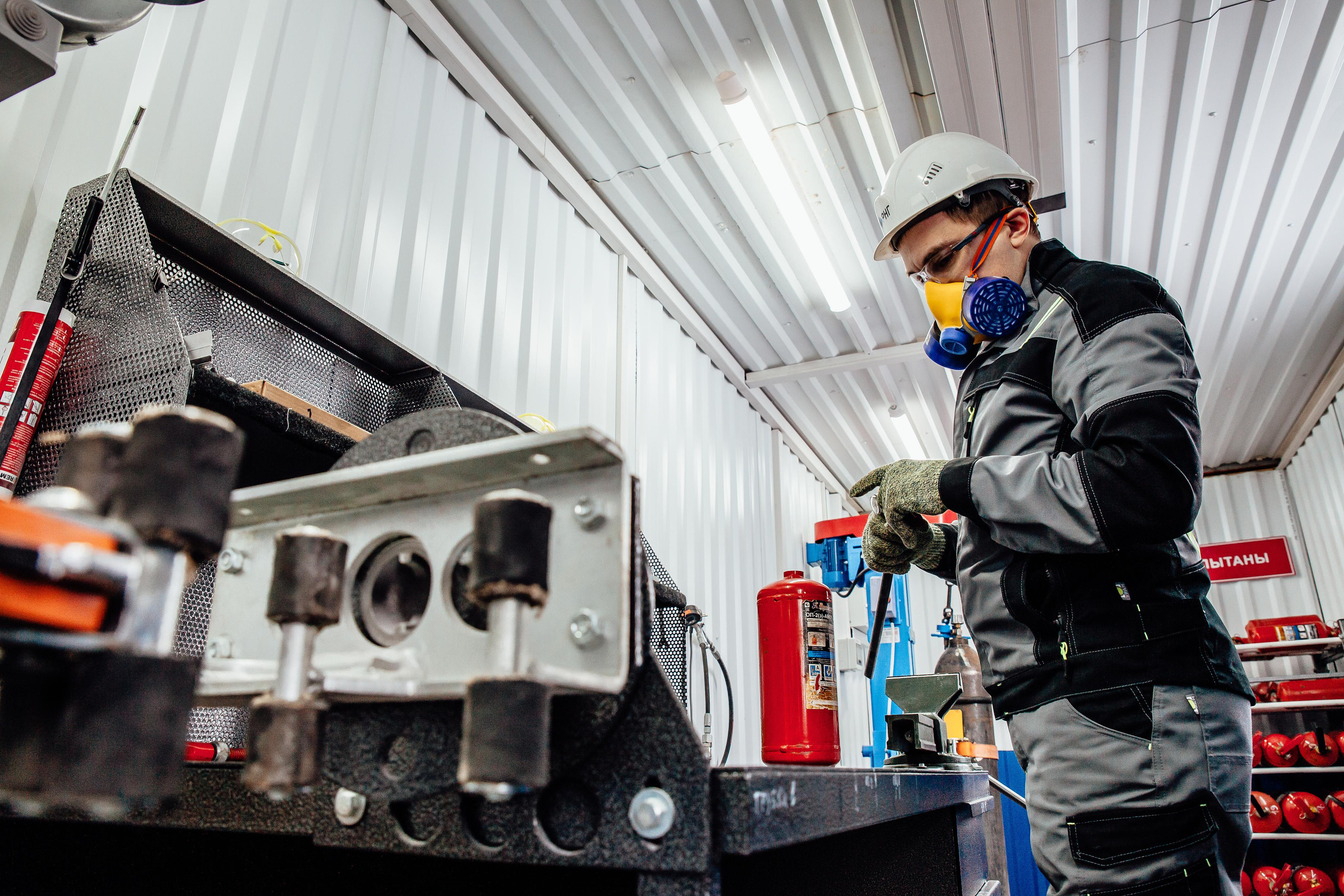 Заправка огнетушителя. РНГ. Рабочие. Производство. Корпоративная съемка