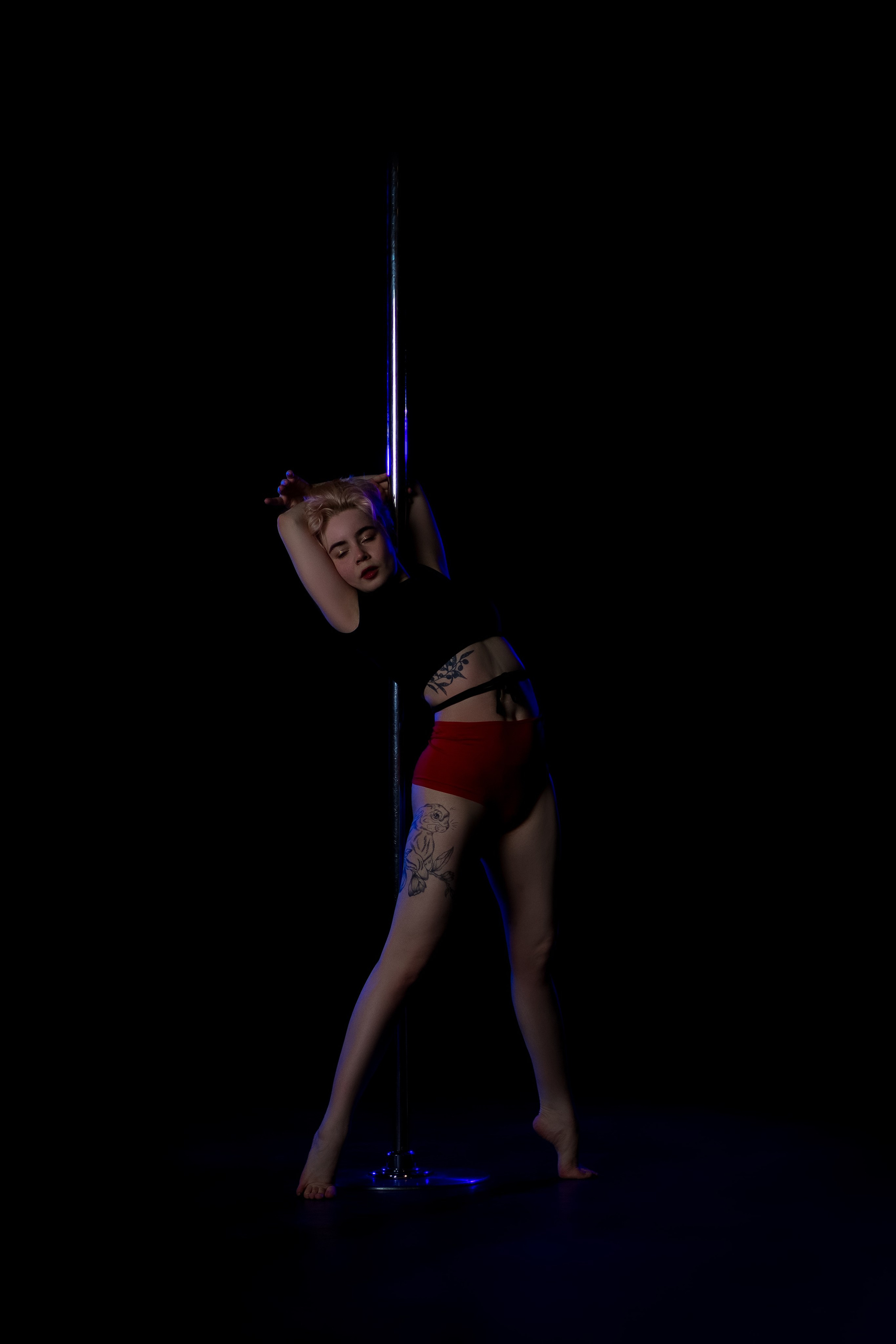 Девушка на пилоне в аквастудии 