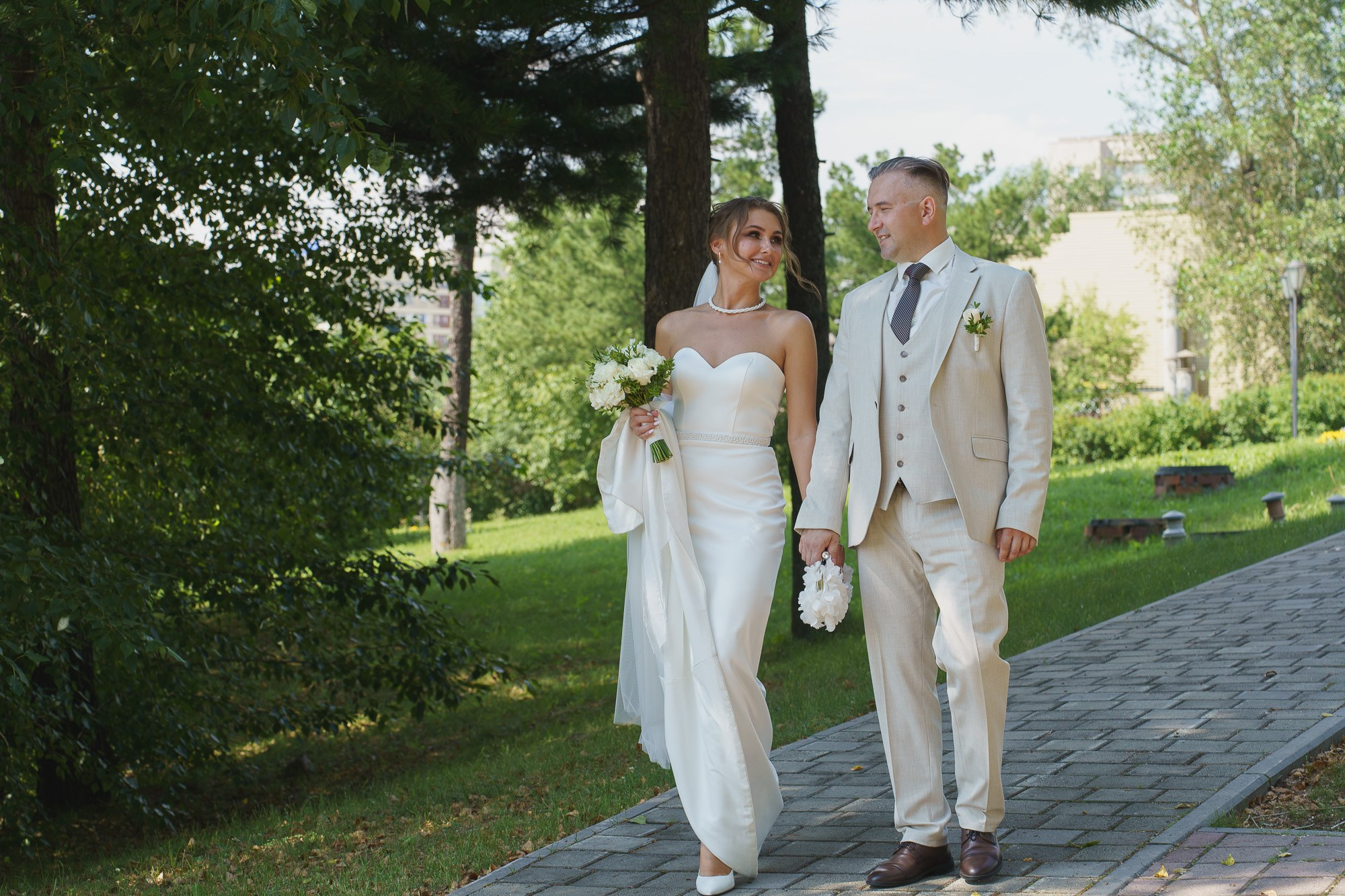 Пара держится за руки на фоне архитектуры города. Фото от Свадебного фотографа в Екатеринбурге Евгения Карася