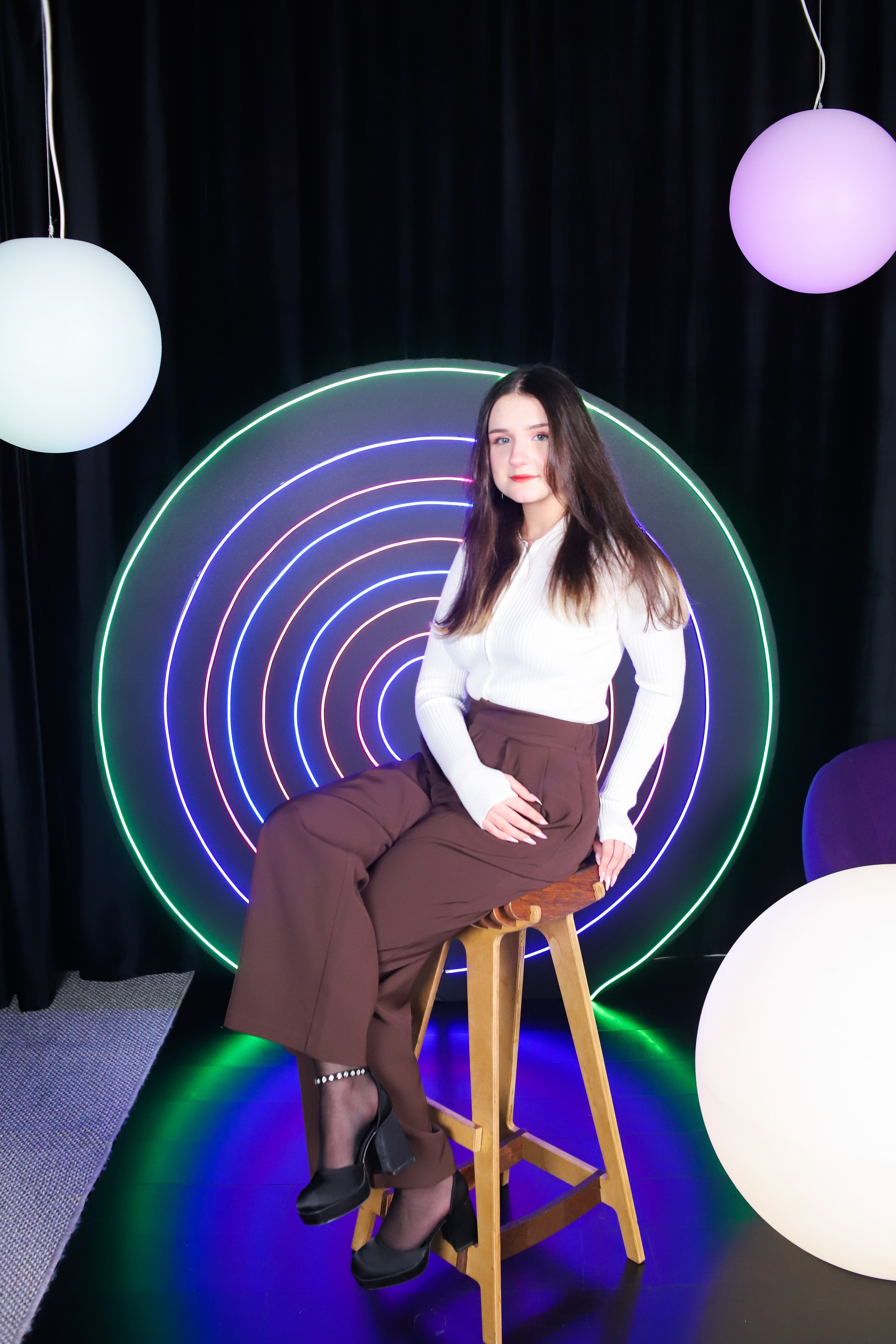 9 Класс в студии с неоном и белой циклорамой. Фотограф в Сургуте Брызгунова Анастасия