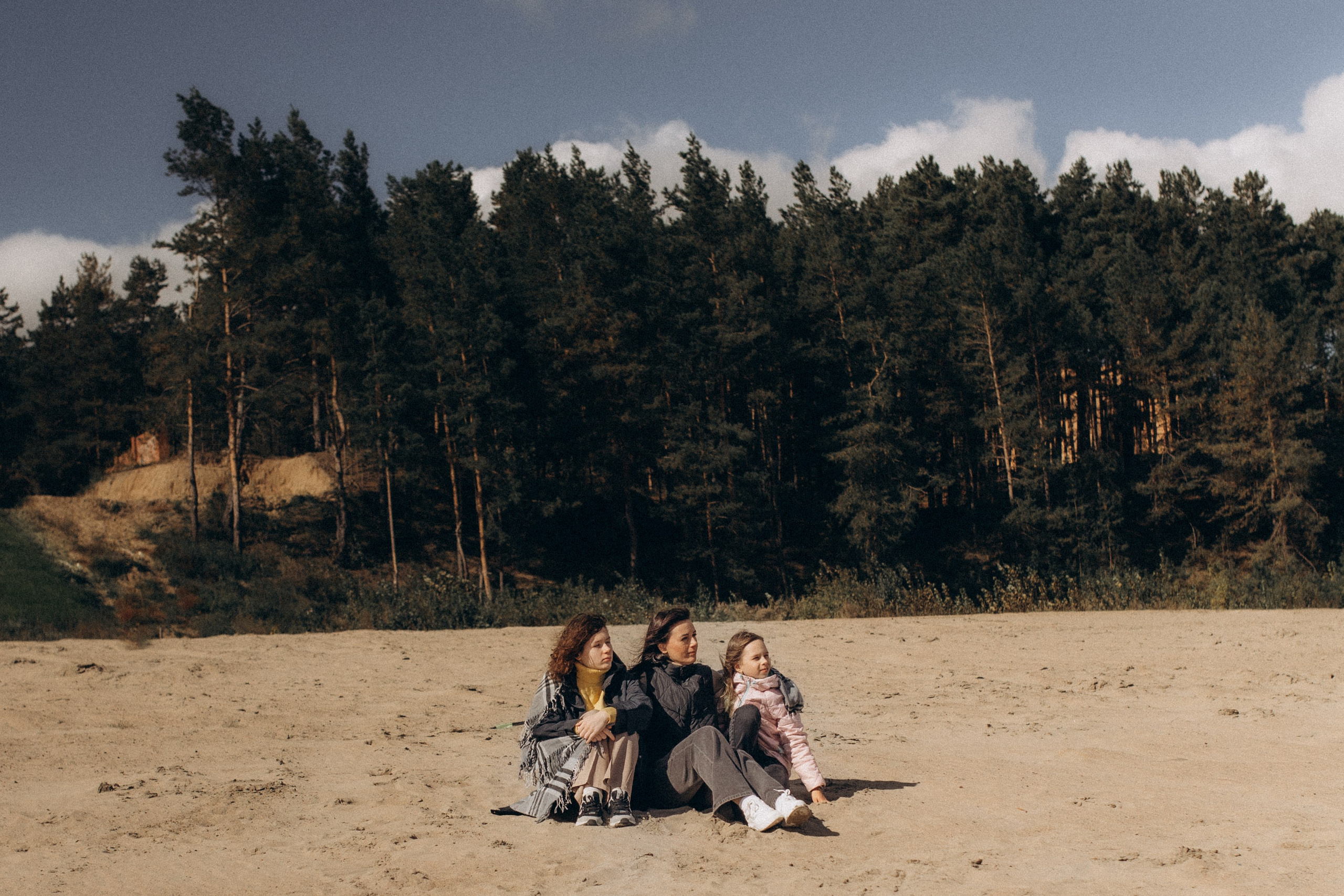 Аня с Ясей и Соней на Обском, осень. Семейный фотограф lifestyle в Новосибирске Елена Шпилевая