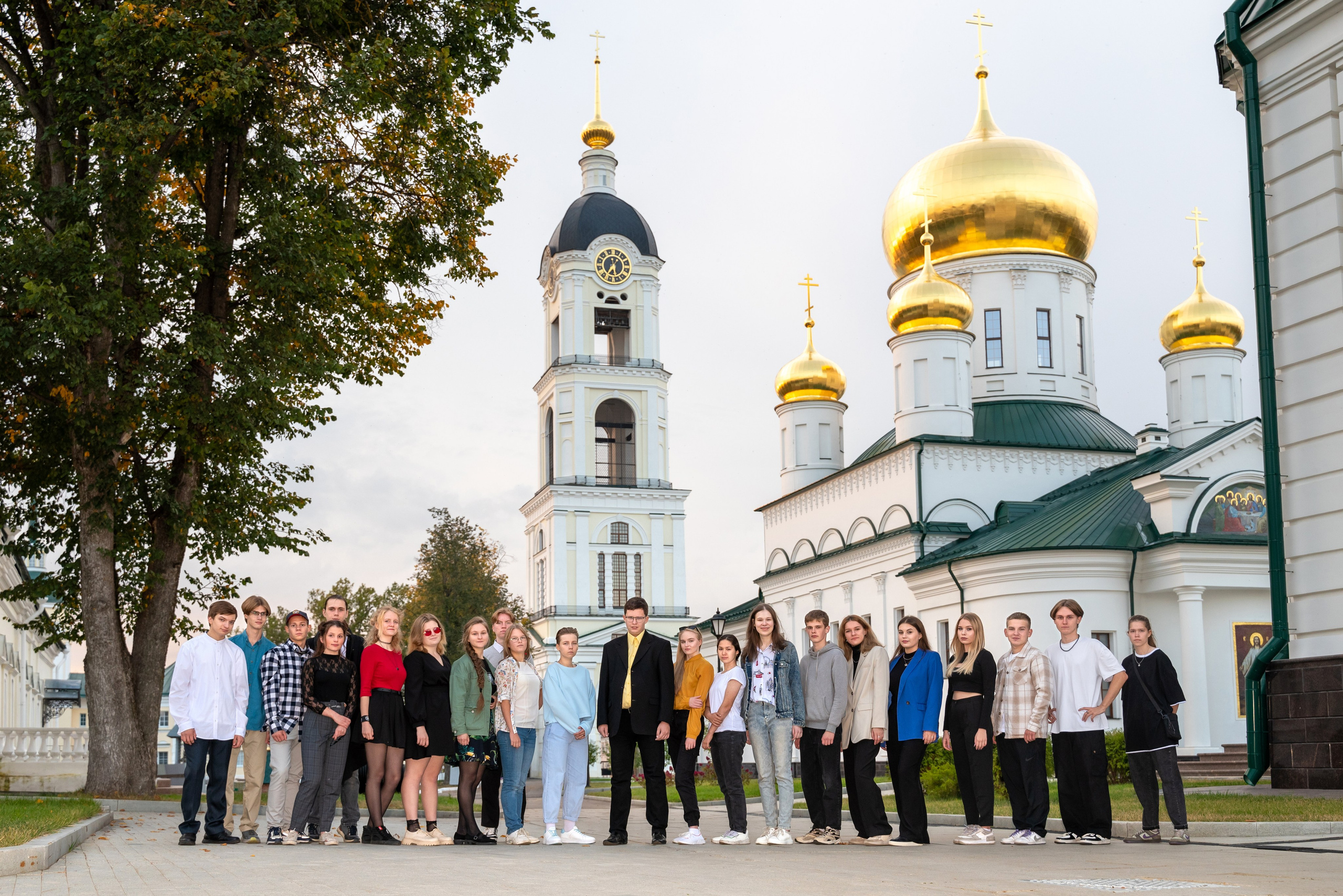 Осенние фотосессии классов в городе для ваших выпускных альбомов. Выпускные альбомы в городе Саров