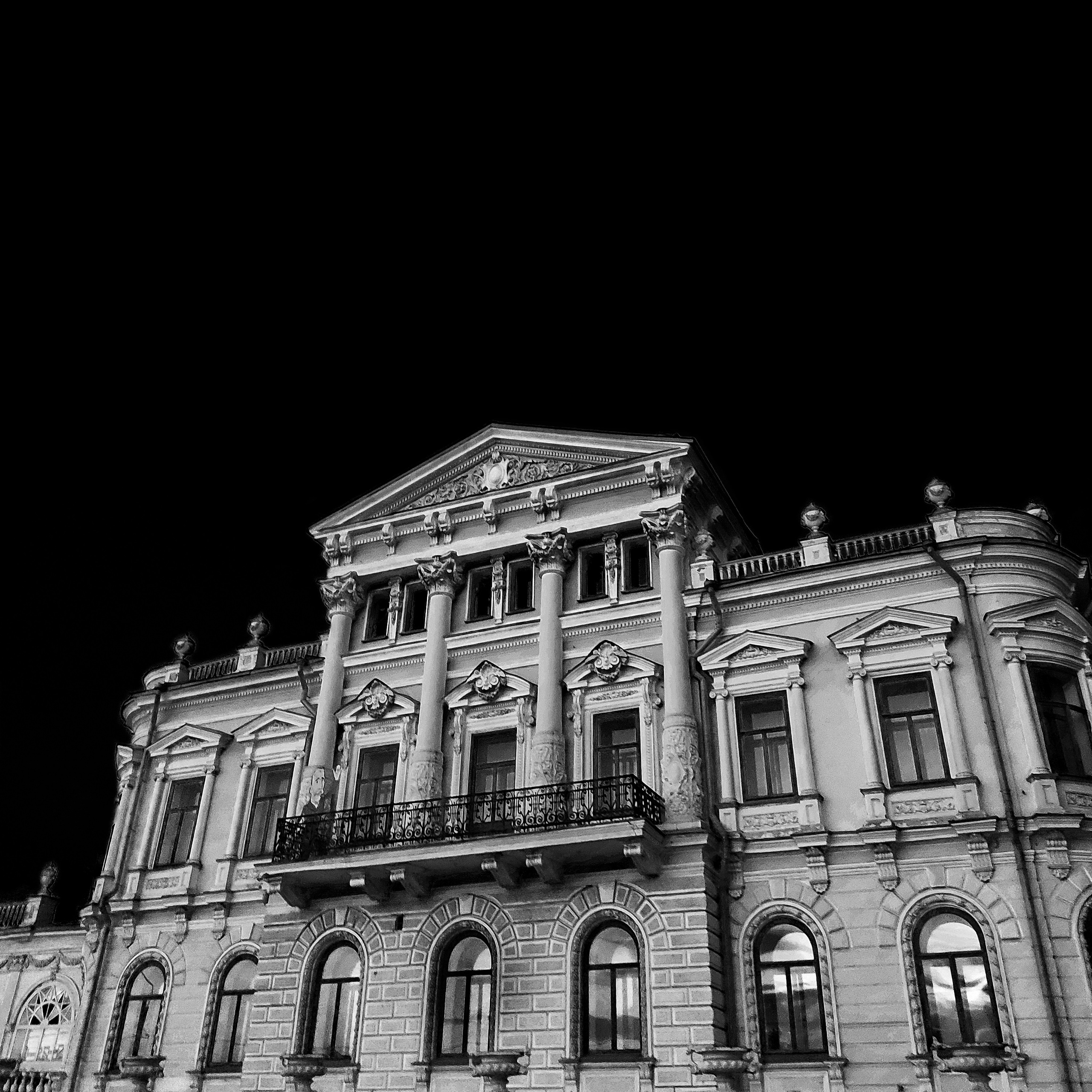 MINIMΔLISMUS EXTREMUS. VLAD EXIT