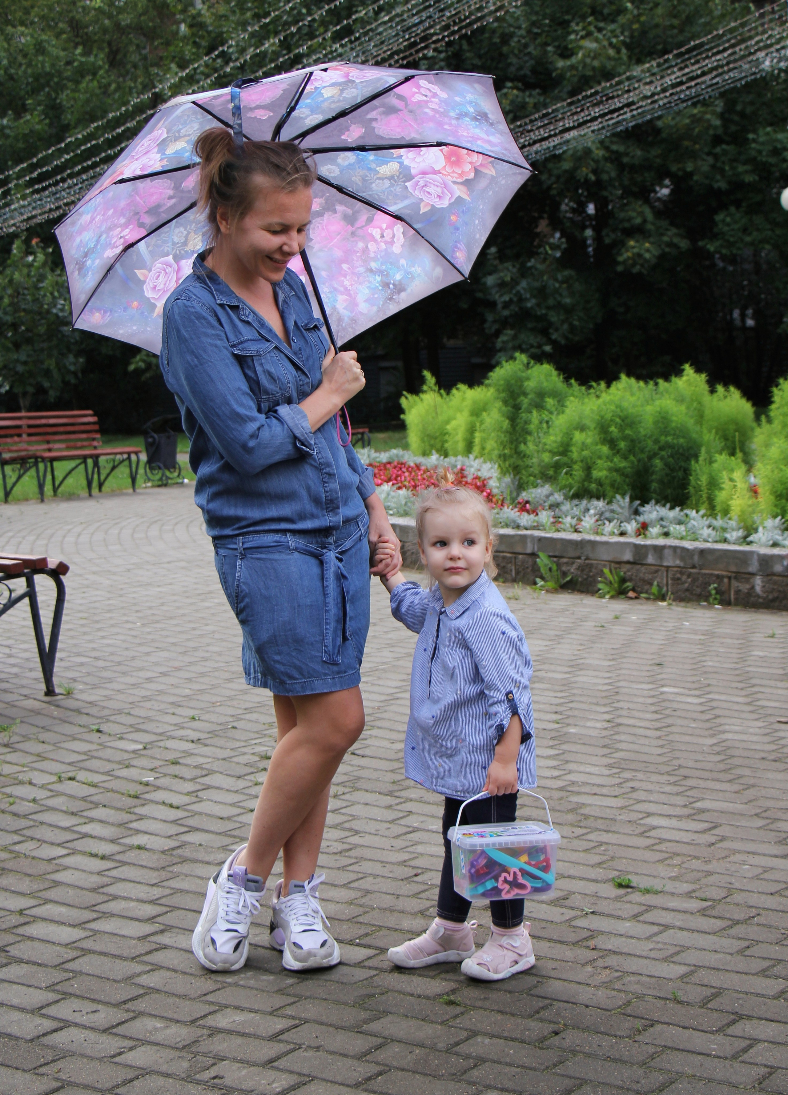 На прогулке Маша с мамой. Портретный фотограф Москва