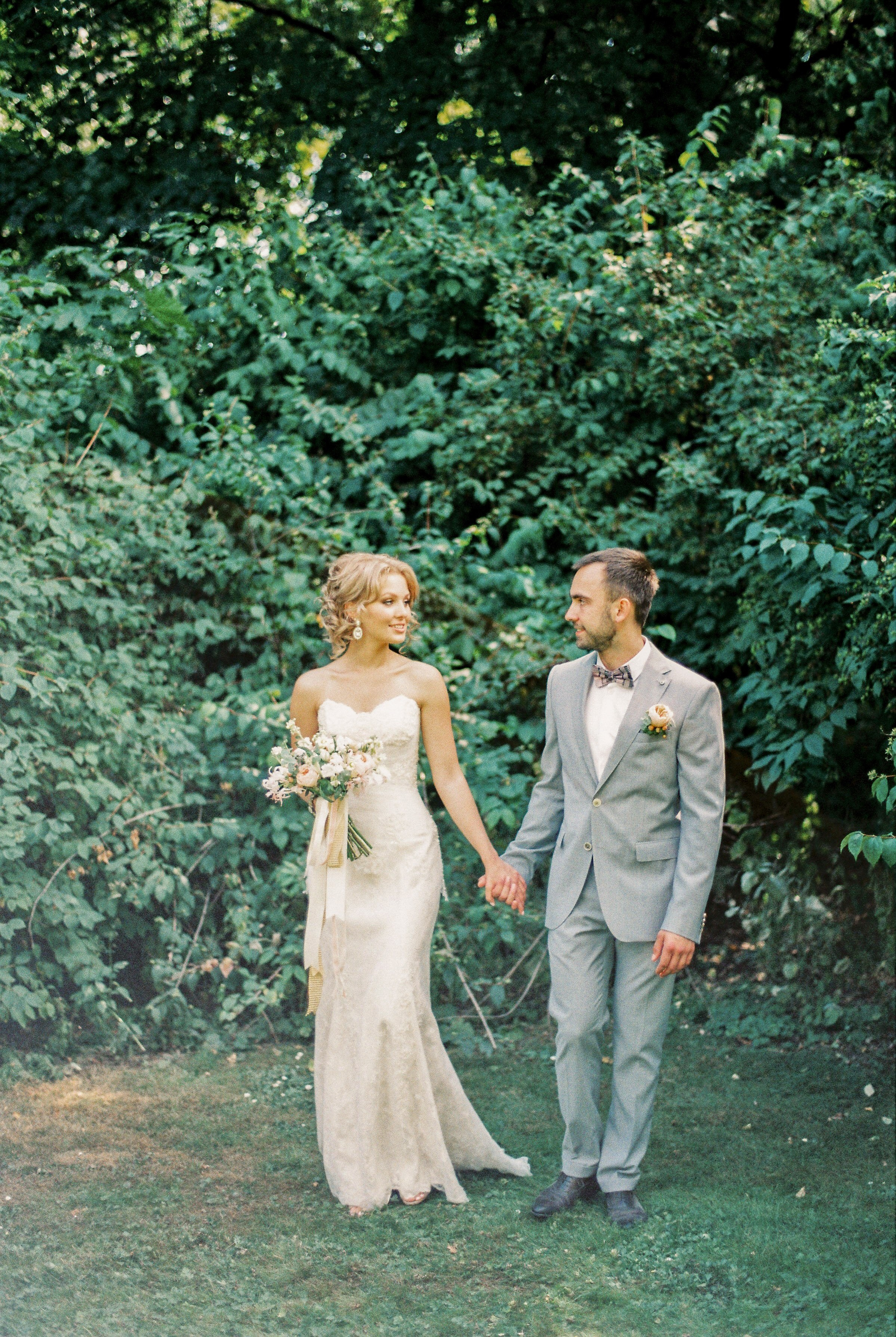 Свадебная прогулка на плёнку в Аптекарском огороде, свадебный фотограф Москва