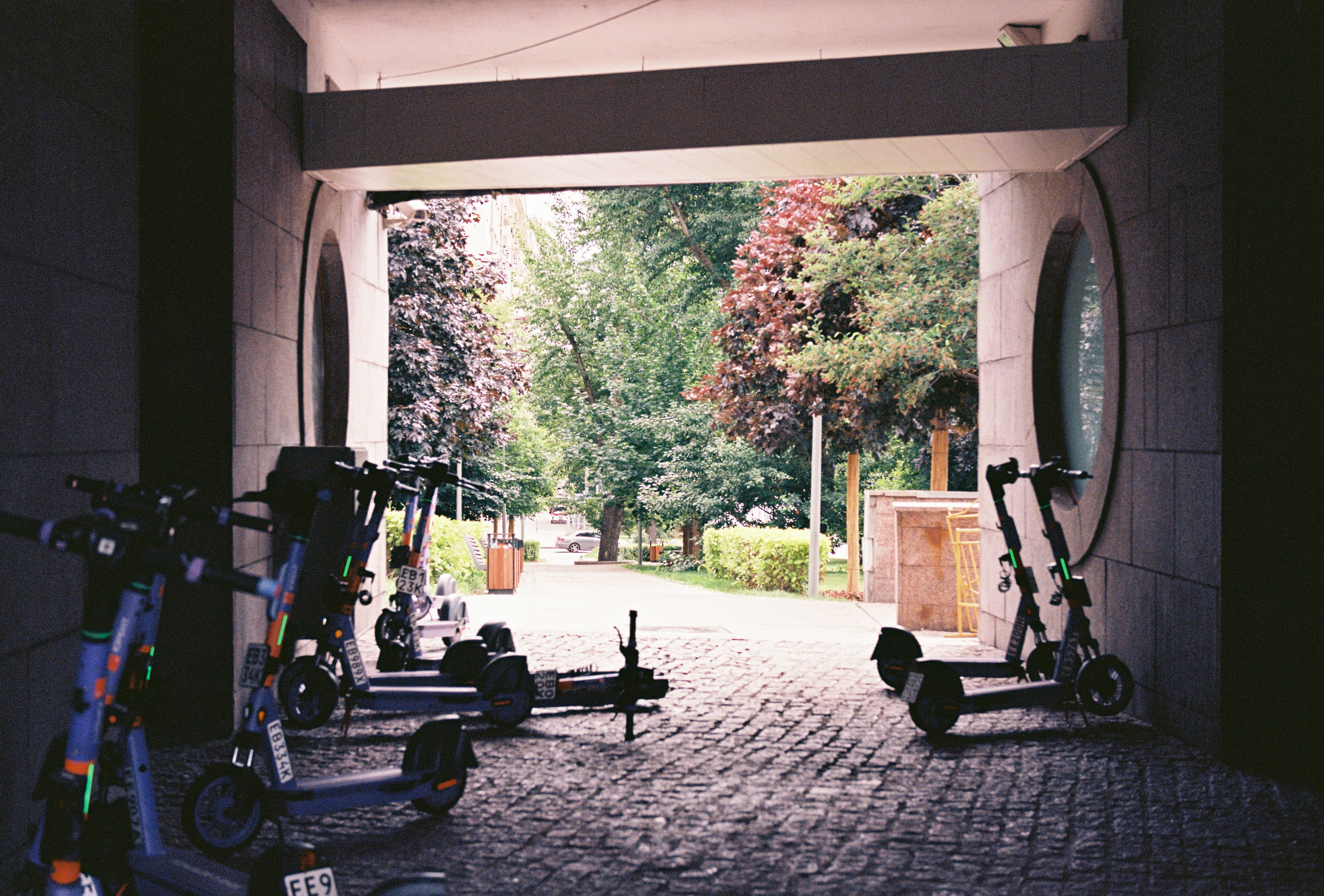 Арка под мостом Багдана Хмельницкого в Москве