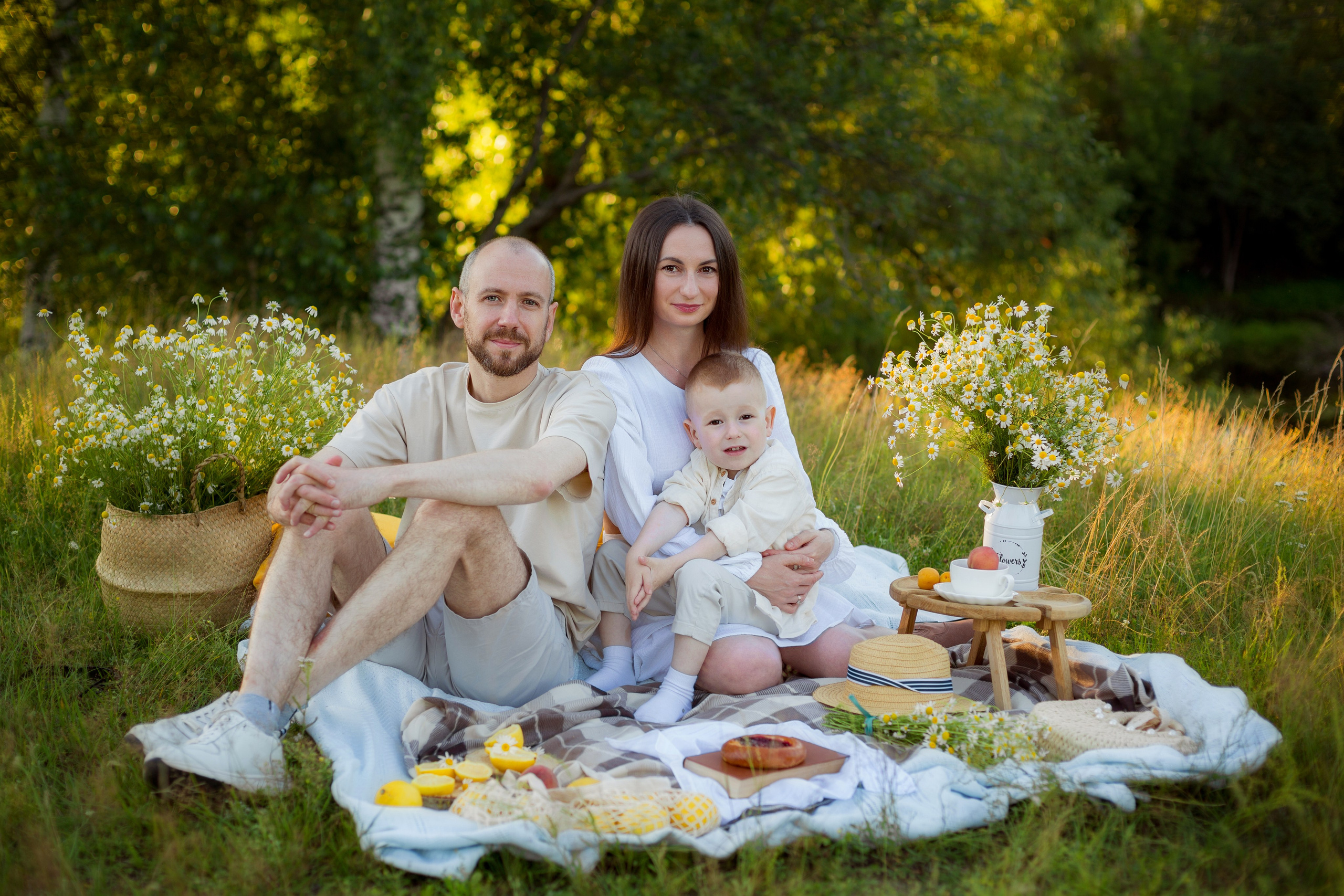 Семейный летний пикник с велосипедом. Фотограф Ульянкина Мария