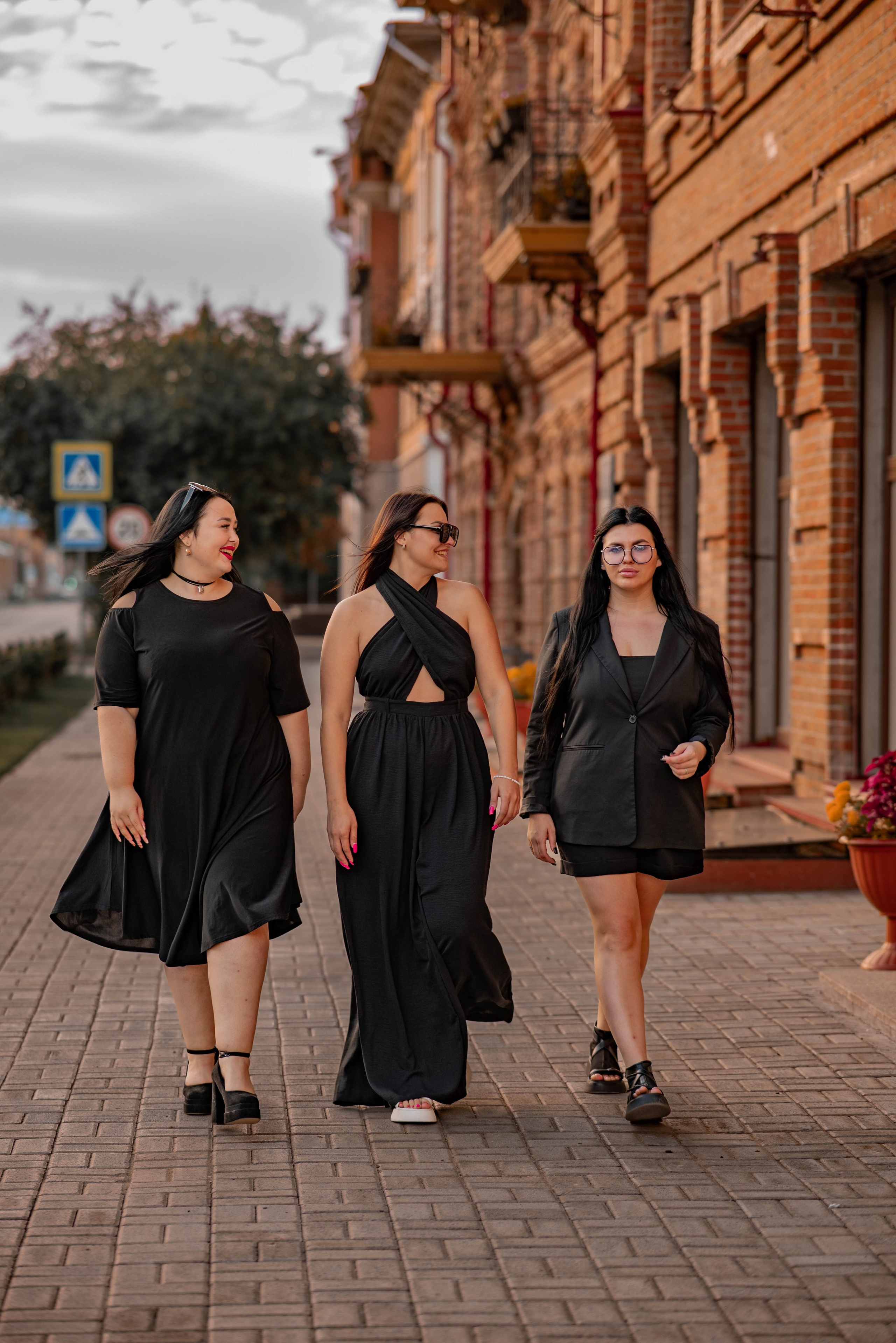 Летняя фотосессия в Минусинске около дома Вильнера: женственность в деталях. Семейный и свадебный фотограф в Абакане Юлия Су