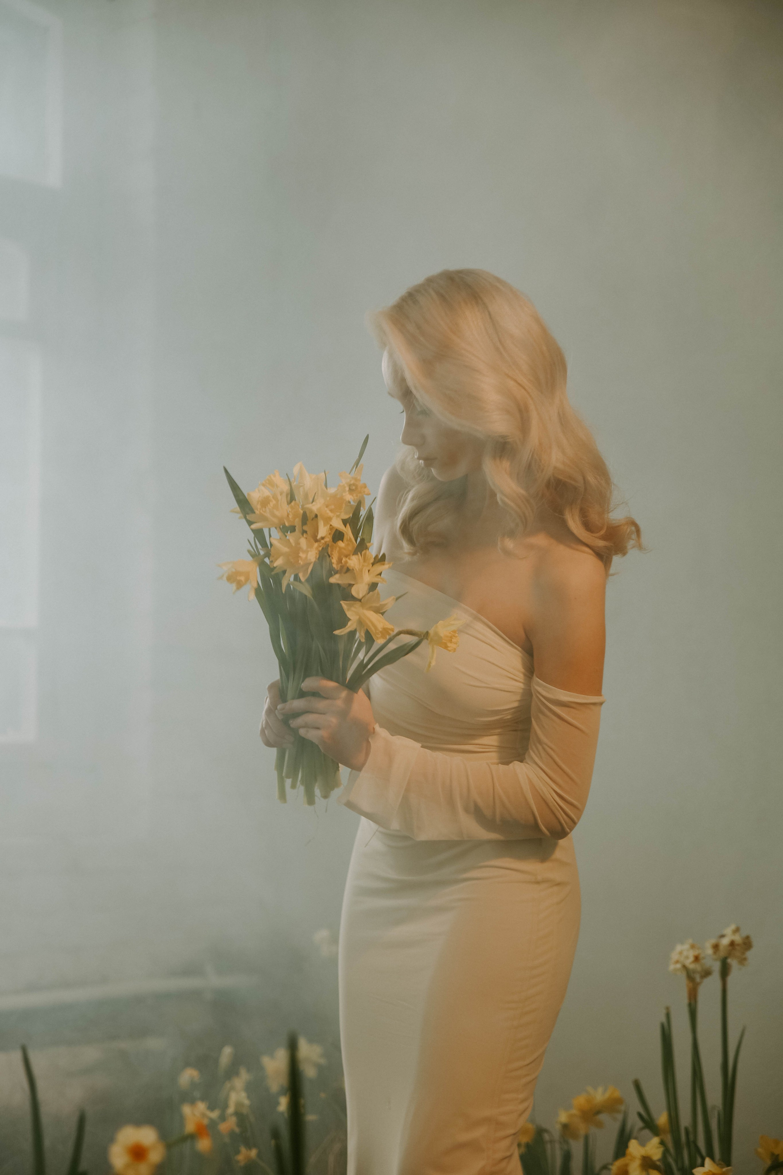 Студийная фотосессия девушки с нарциссами и дымом в студии Мох