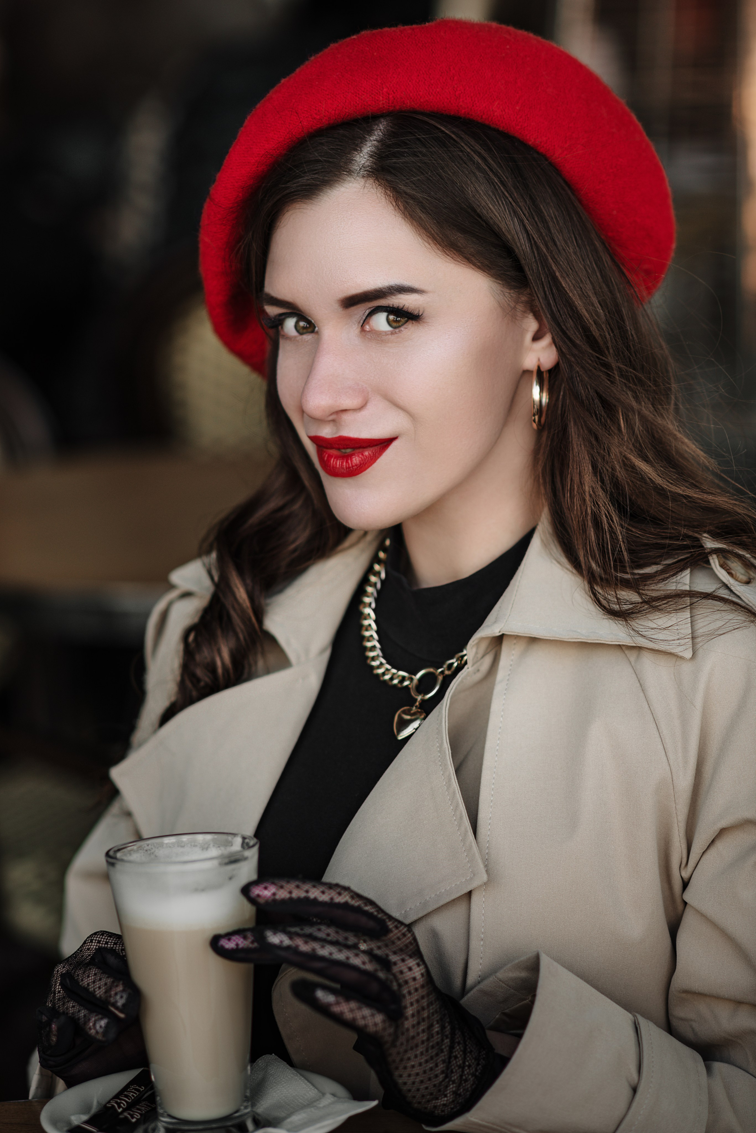 Портретная фотосессия в городе. Красивая девушка в кафе. Фотограф в Симферополе и по Крыму Ольга Топоривская.