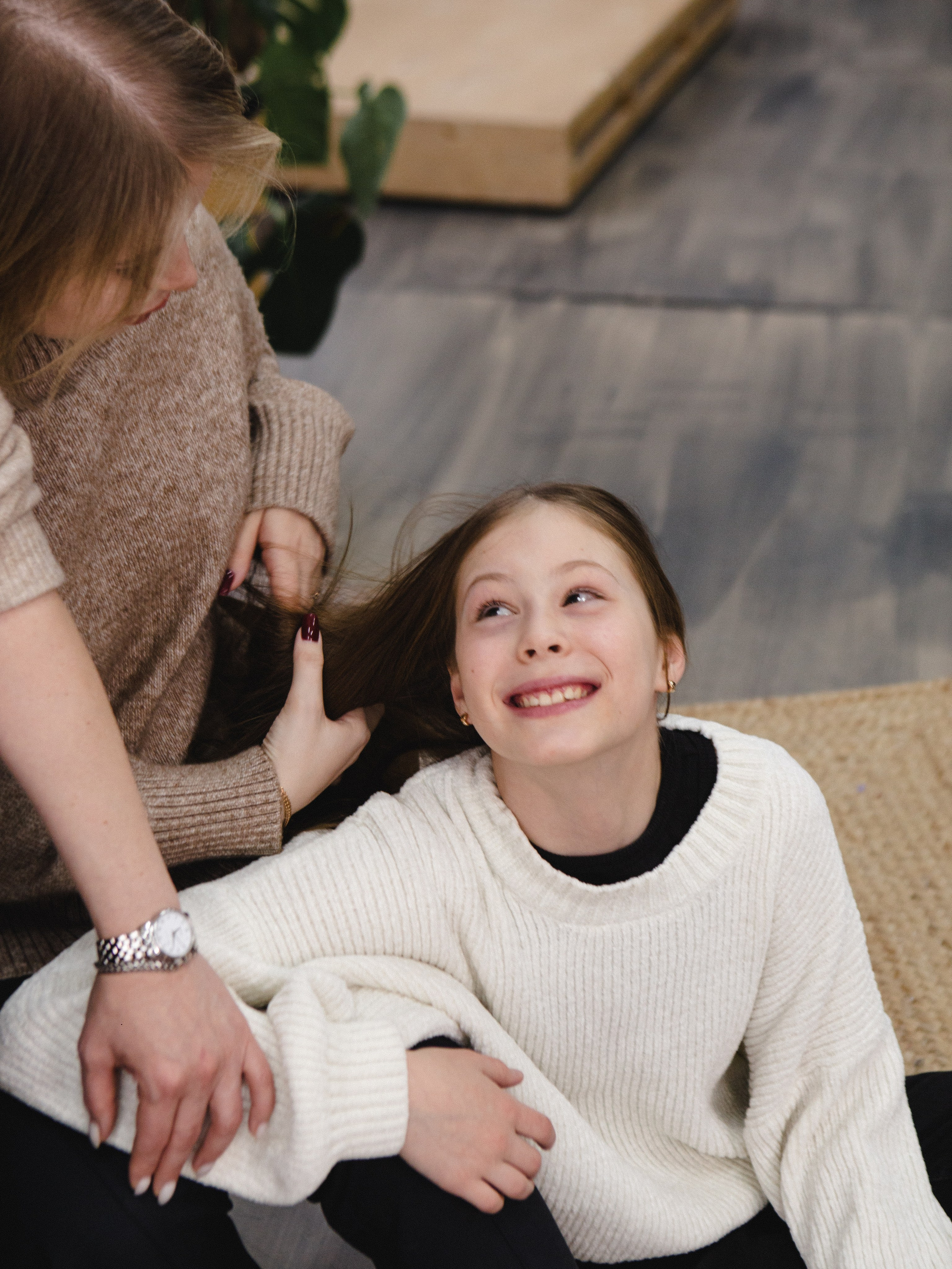 Фотосессия мамы с дочерями в минималистичной фотостудии Челябинска. Свадебный фотограф Челябинск Зиненко Виктория