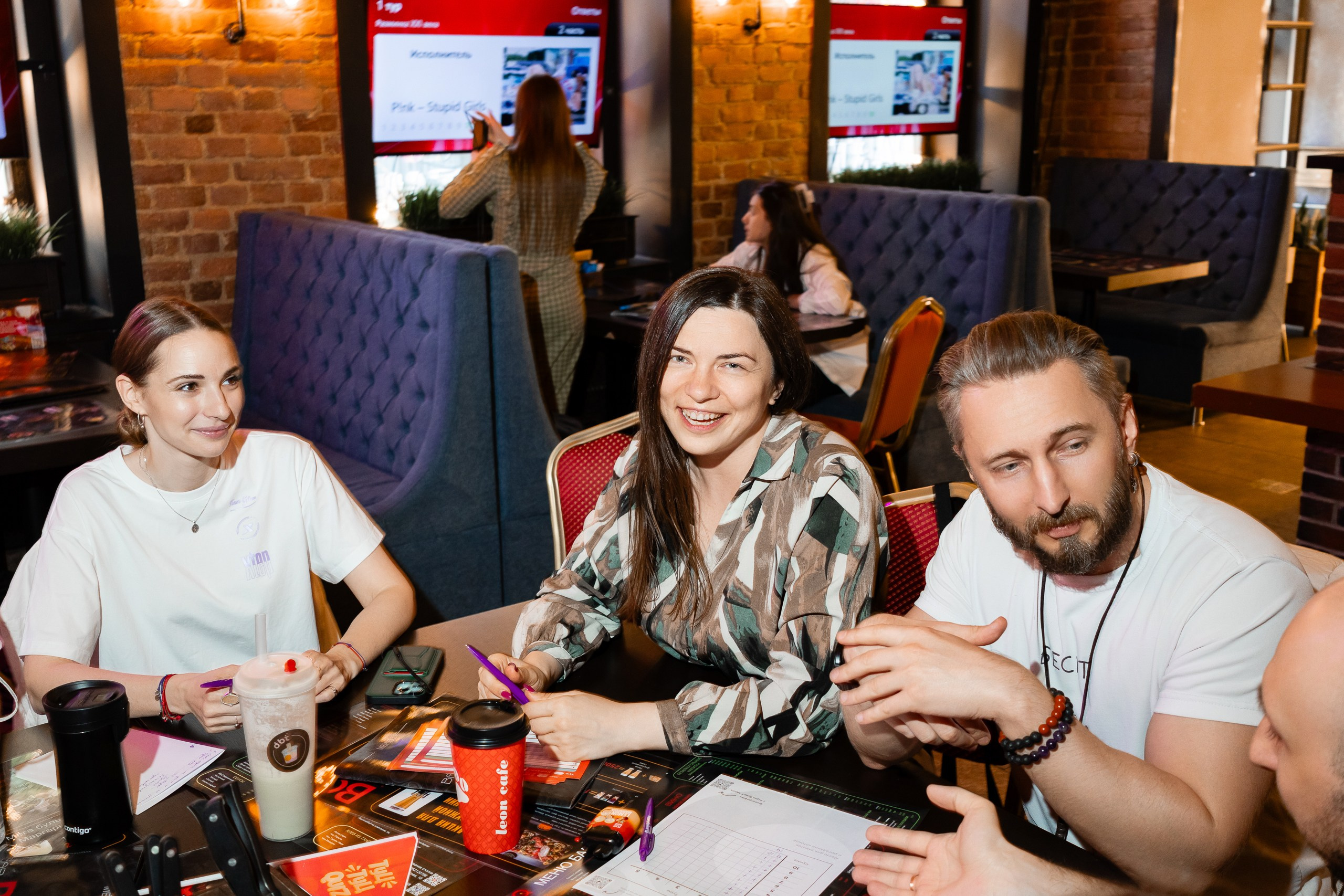 Команда игроков в процессе обсуждения очередного вопроса