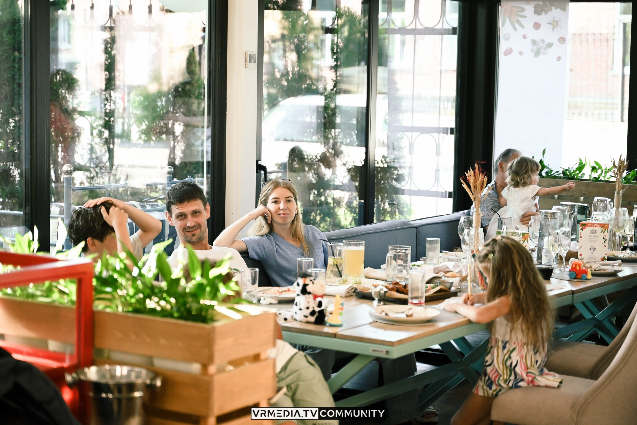 Ресторан «Volna»: Вокальный вечер на летней веранде «Хочу на дачу»