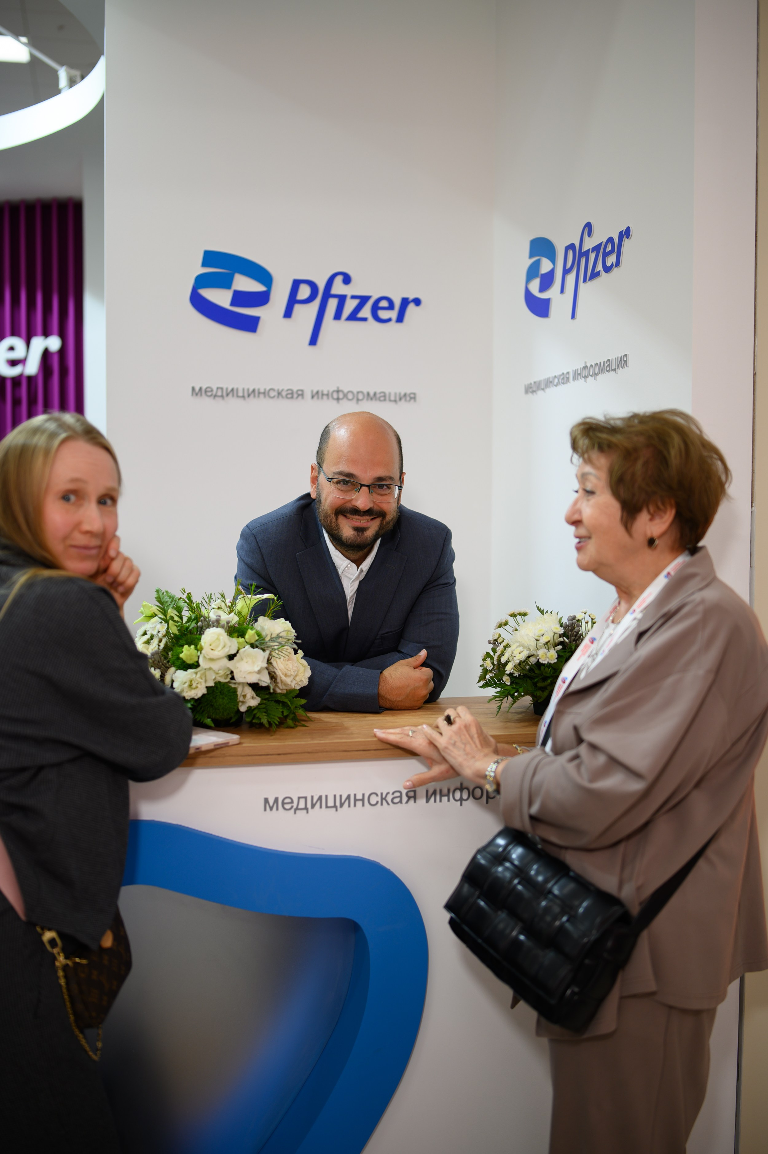 Стенд медицинской компании с участницами конгресса, репортажная съемка мероприятия в Казань Экспо.