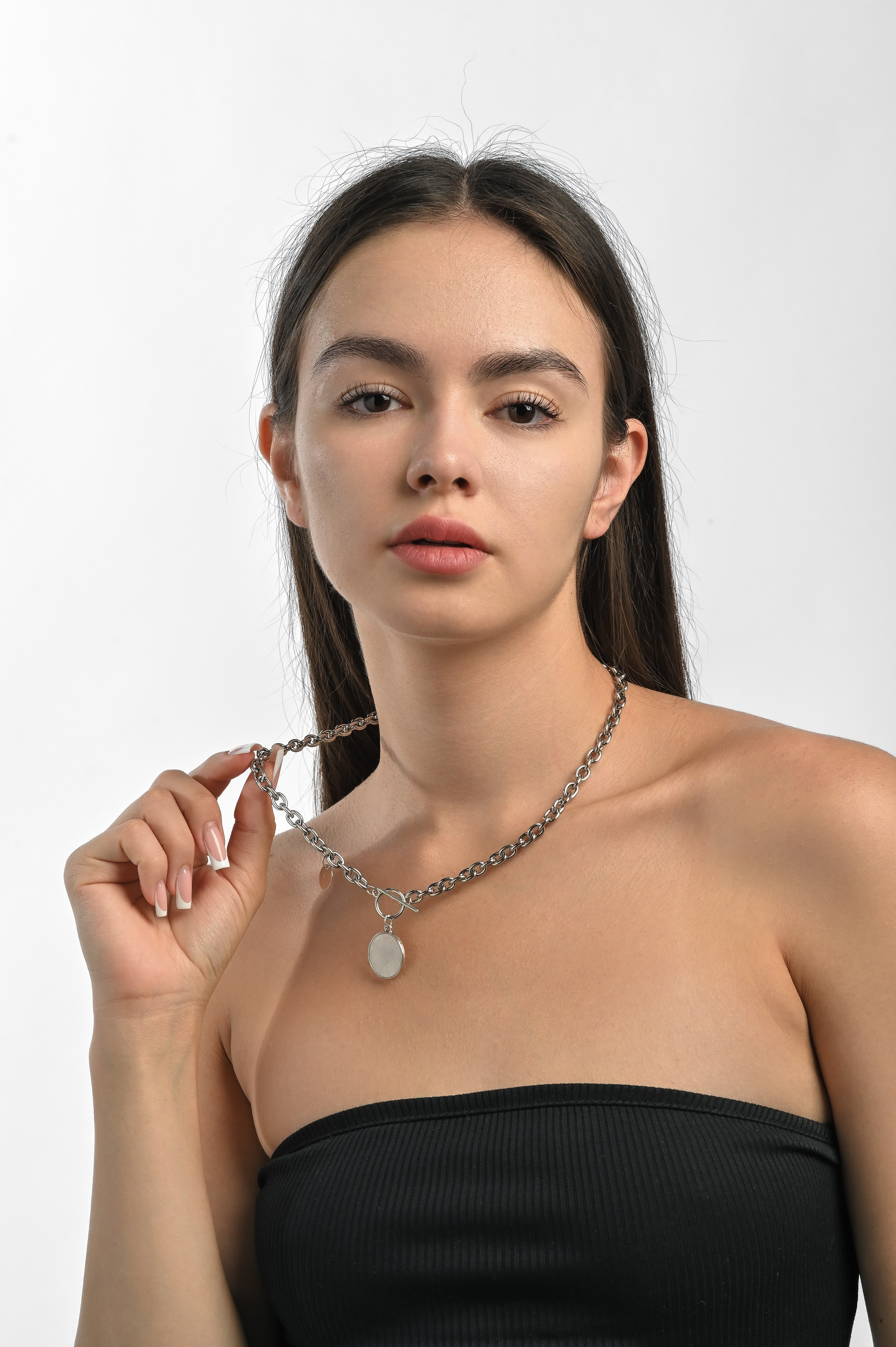 Фото кулона на шее девушки на белом фоне от Казанского фотографа