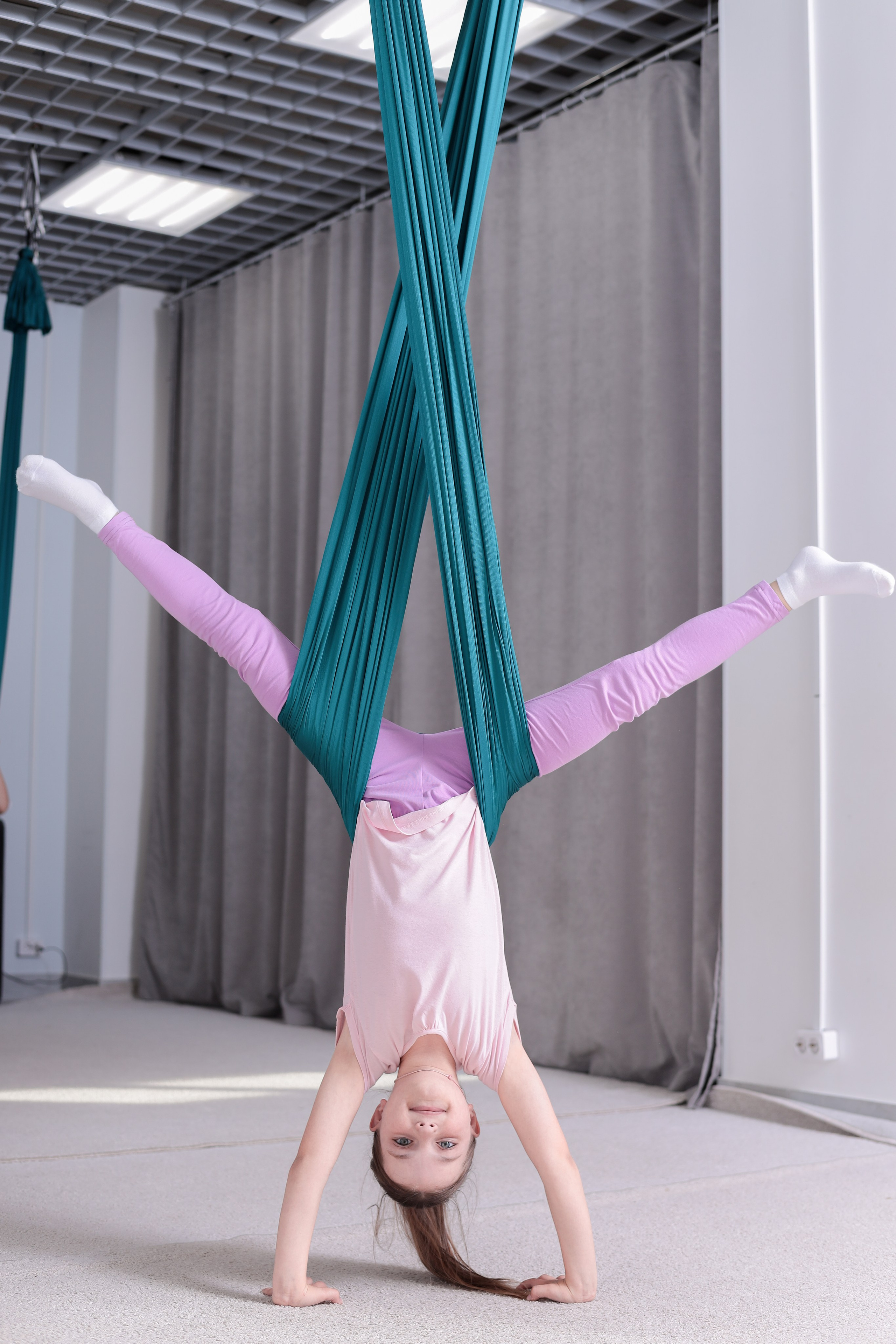 Детская аэройога. Фотограф Надршина Лилия