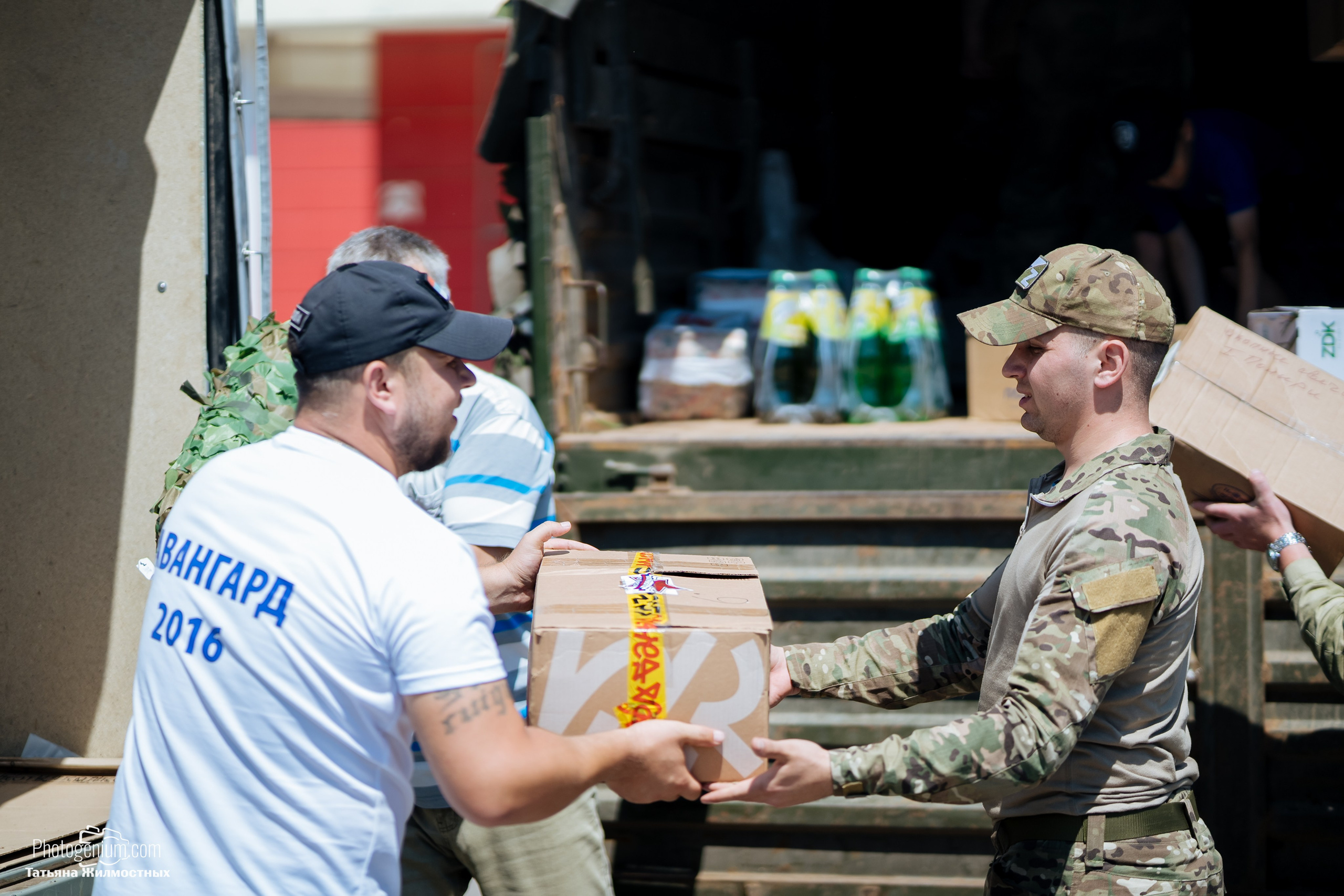 8 июня «Патриоты из Курска» сбор гуманитарной помощи у кинотеатра «Родина». Фотограф Нижний Новгород Татьяна Кейод
