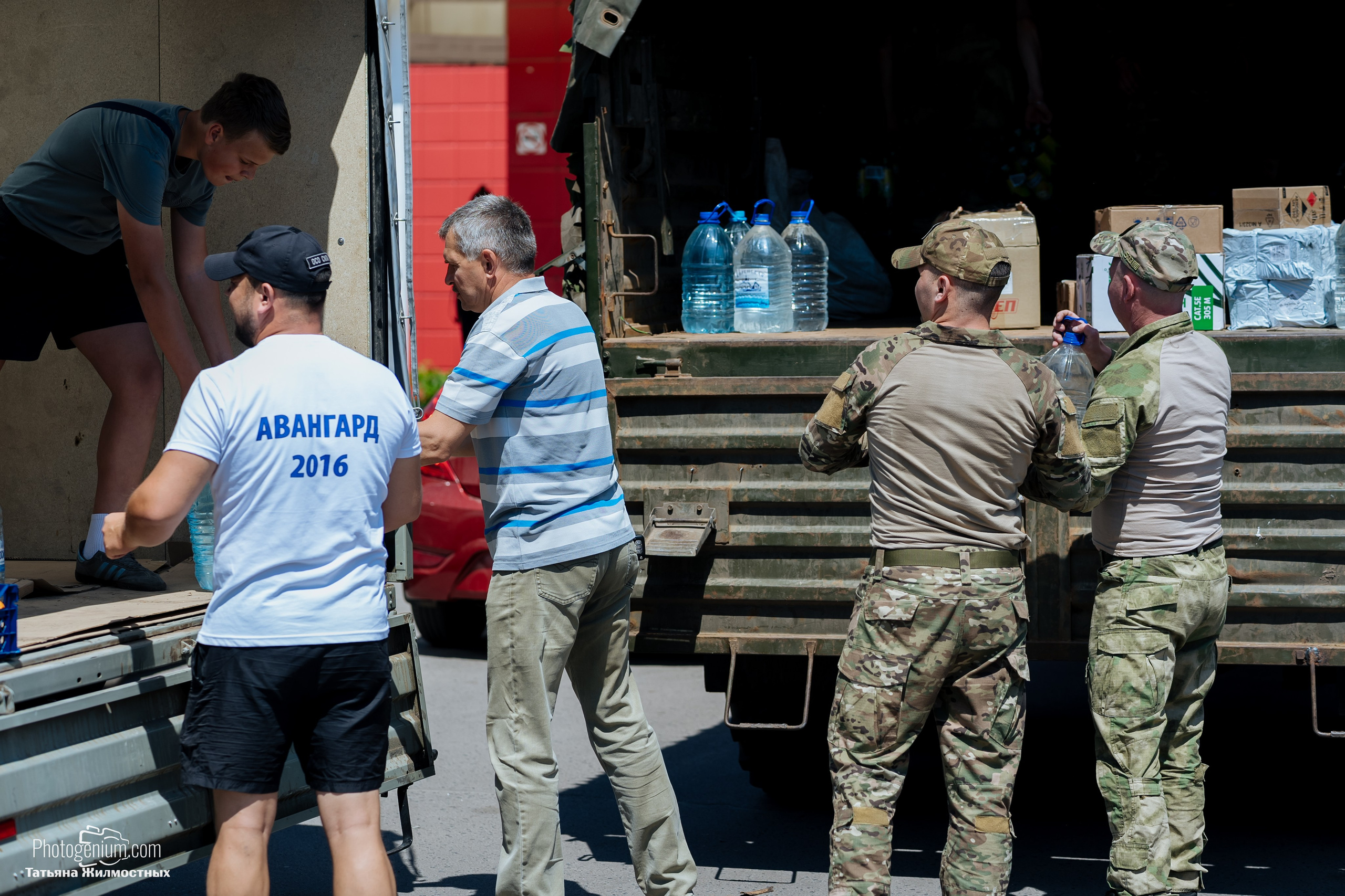 8 июня «Патриоты из Курска» сбор гуманитарной помощи у кинотеатра «Родина». Фотограф Нижний Новгород Татьяна Кейод