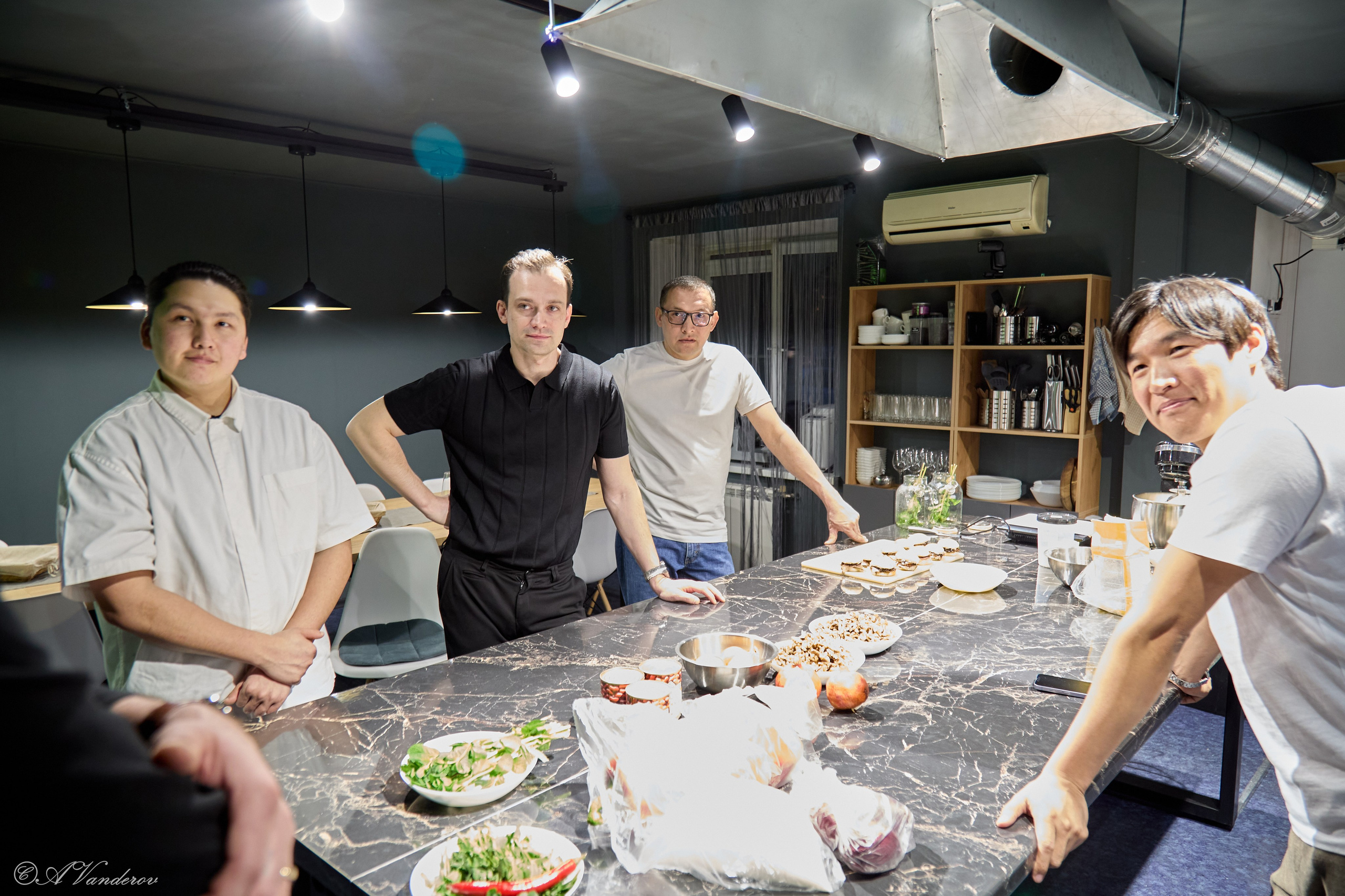 Мужские разговоры на кухне. Фотограф Омск | Александр Вандеров