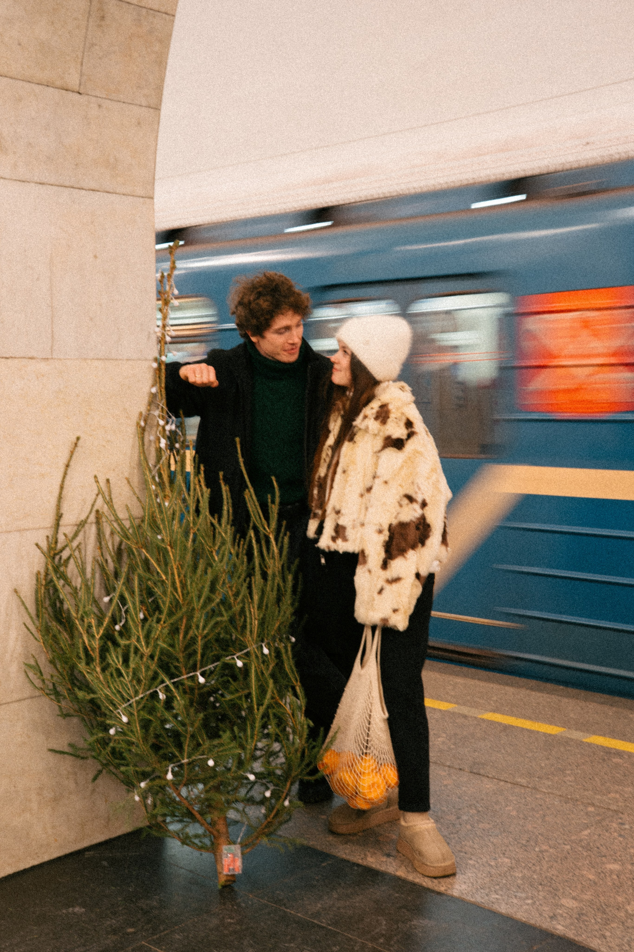 НОВОГОДНЯЯ ПРОГУЛКА ПАРЫ ПО ЧЕРНЫШЕВСКОЙ ПЕРЕД НОВЫМ ГОДОМ. Профессиональный фотограф, Санкт-Петербург — Виктория Богомолова