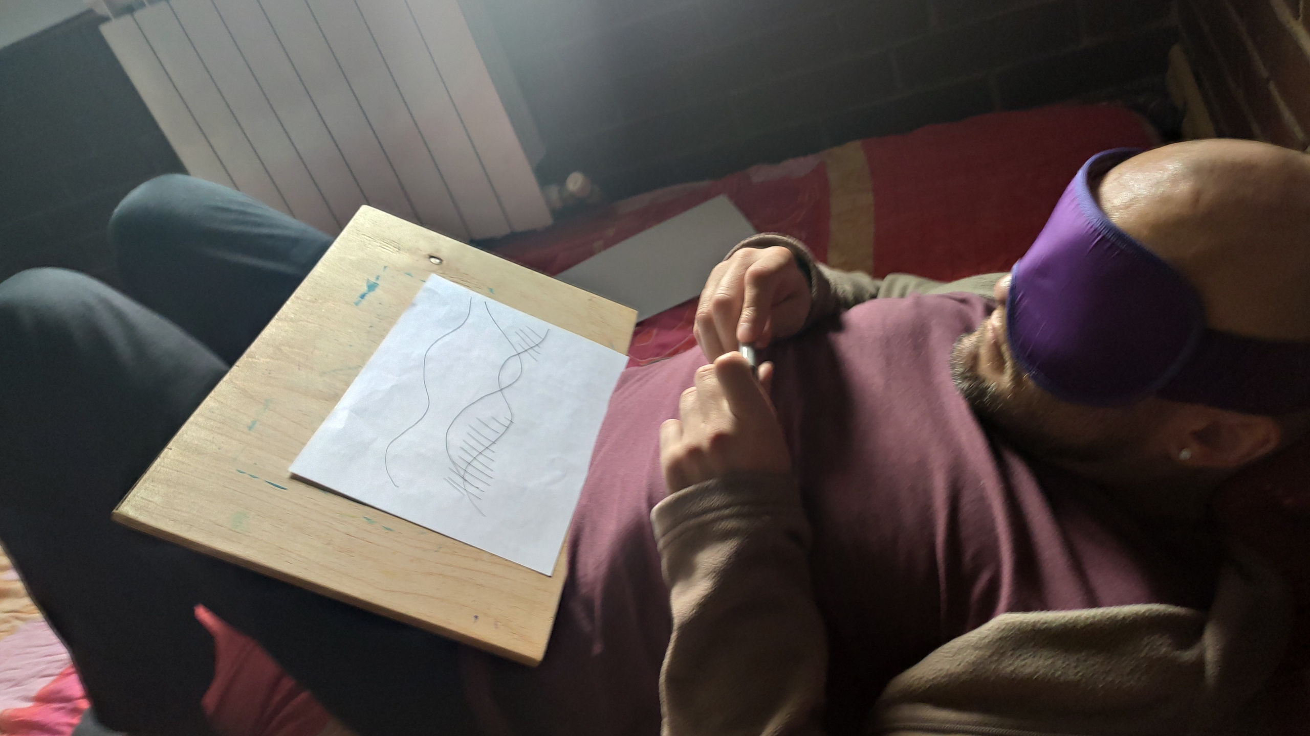 Участник трансформационного ретрита в темноте