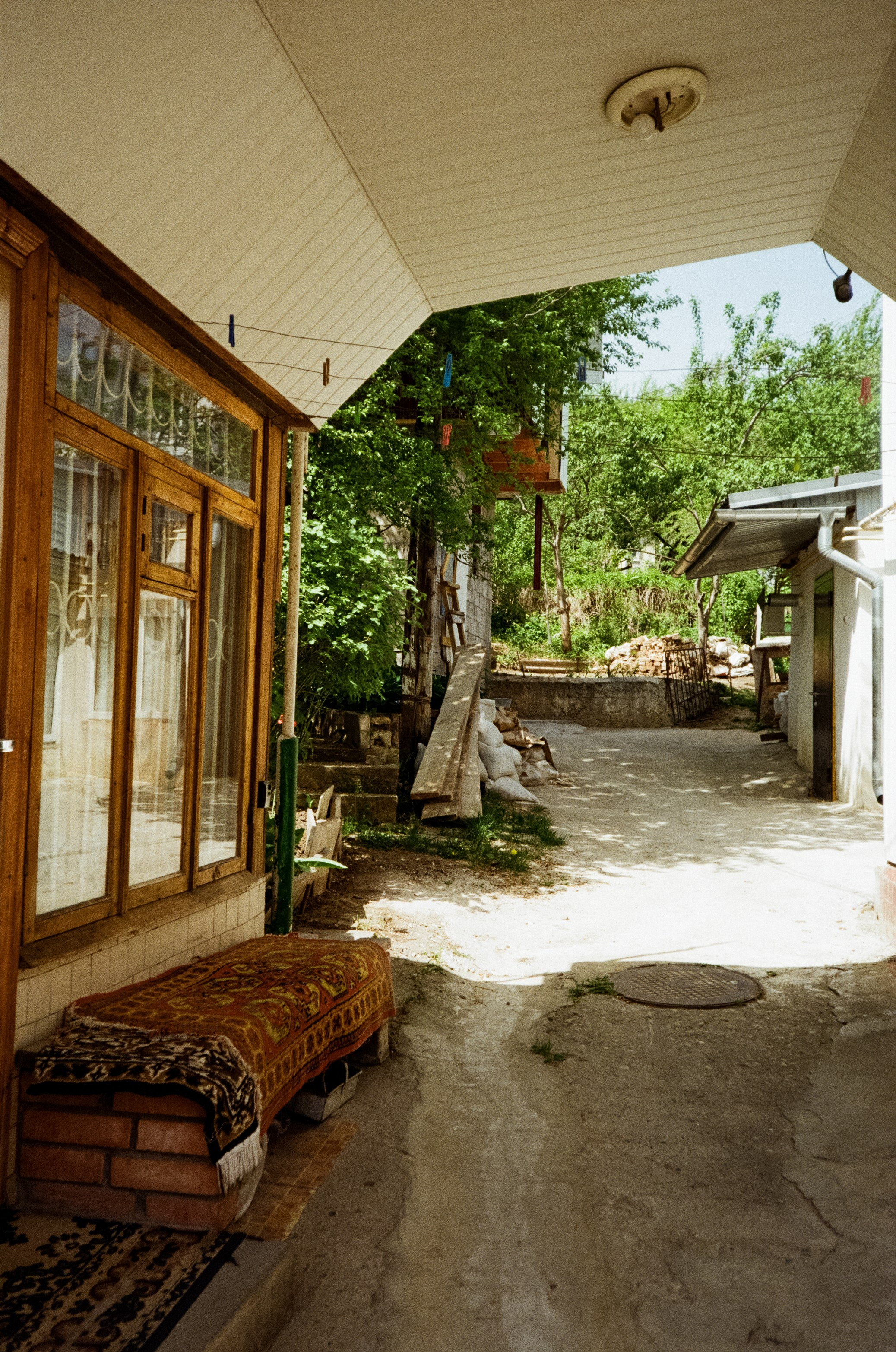 Дворик на Гагарина и Нарзанная галерея. Аллеи Кисловодска. Фотограф-документалист Мария Осокина