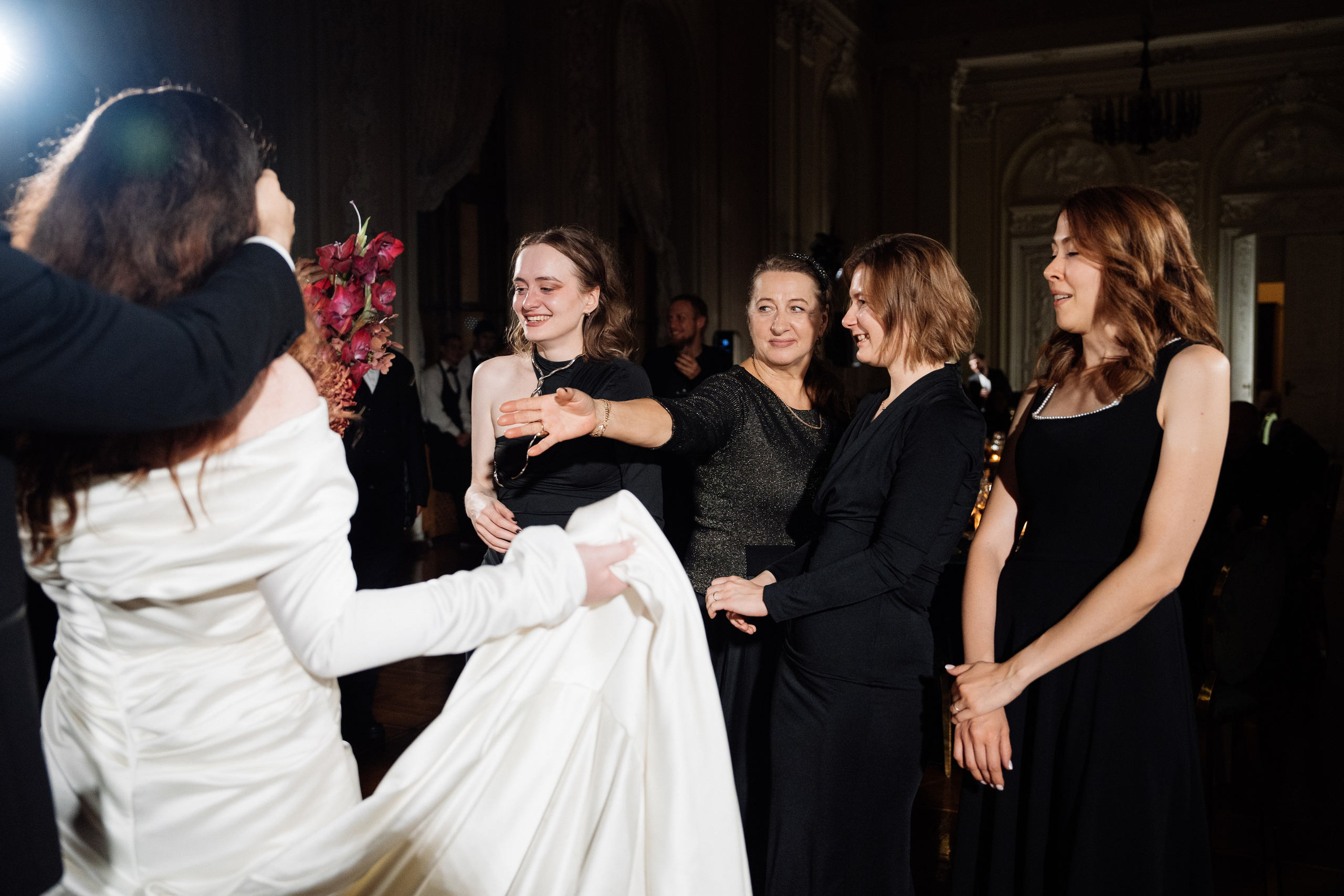 Современная свадьба во дворце. Свадебный фотограф организатор в Санкт-Петербурге Ассоль Опарина