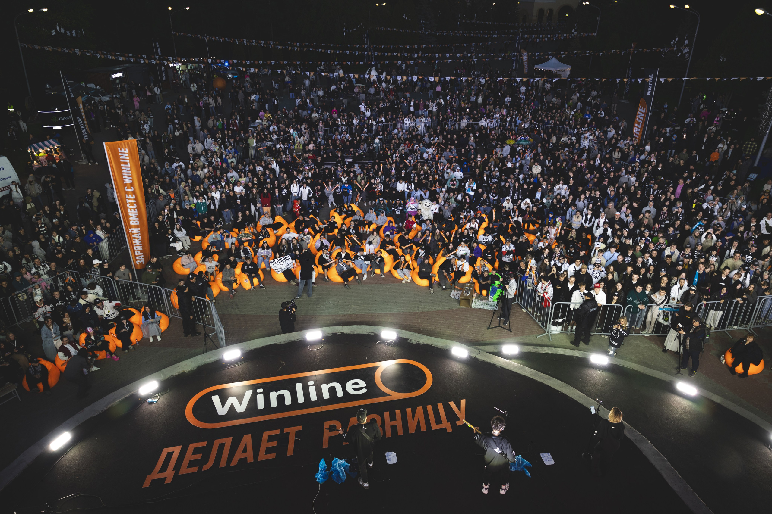 Алексей Потрехалов. Маскот хоккейного клуба «Трактор». Репортажный фотограф Наталья Лапцевич