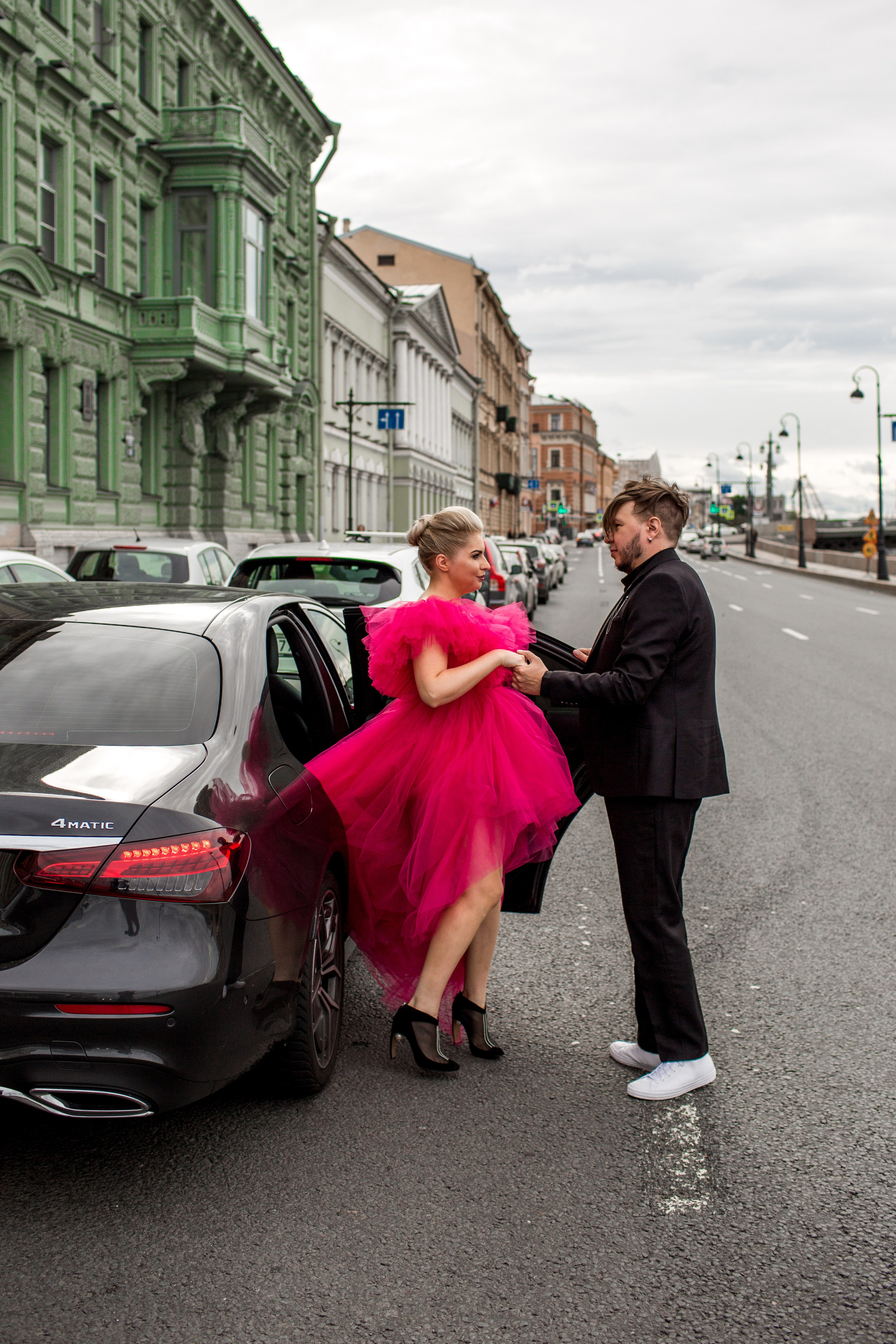 Легкость и энергия в кадре — пара на фоне Санкт-Петербурга