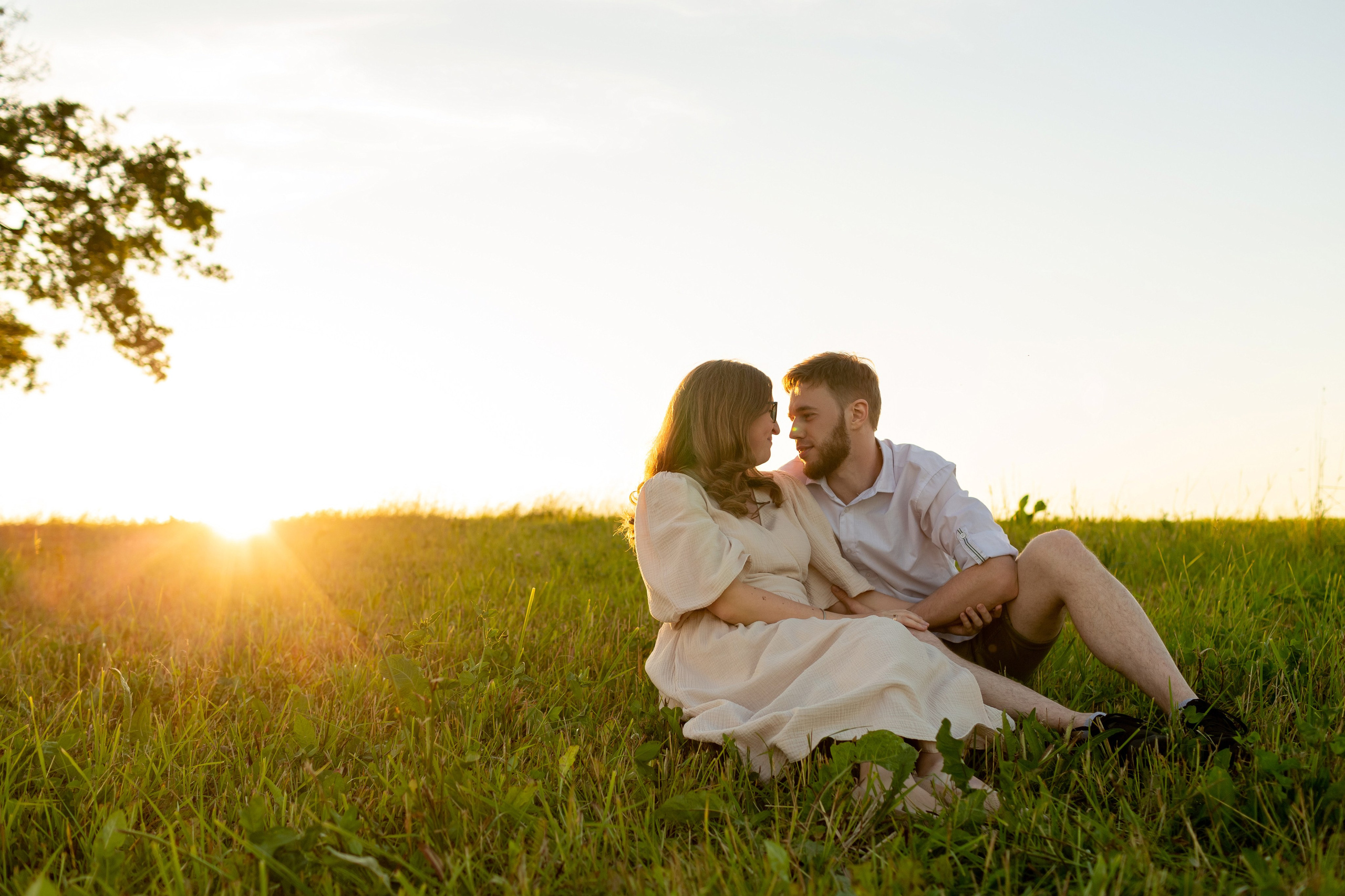 В ожидании чуда. Закат в поле. Свадебный фотограф Кирилл Белый