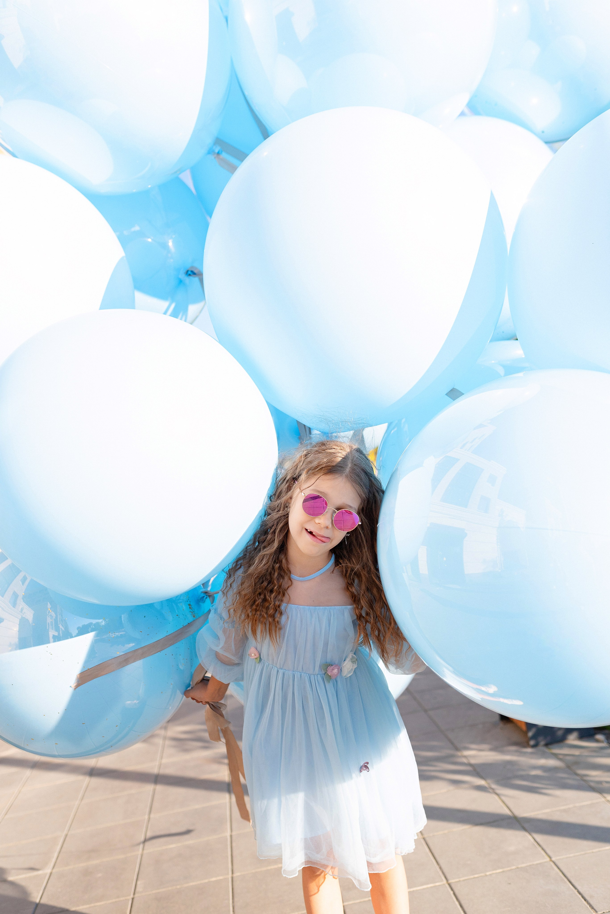 Огромные голубые воздушные шары от ШарЛэнд над живописным городским пейзажем Сургута, снятые фотографом Анной Старцевой.