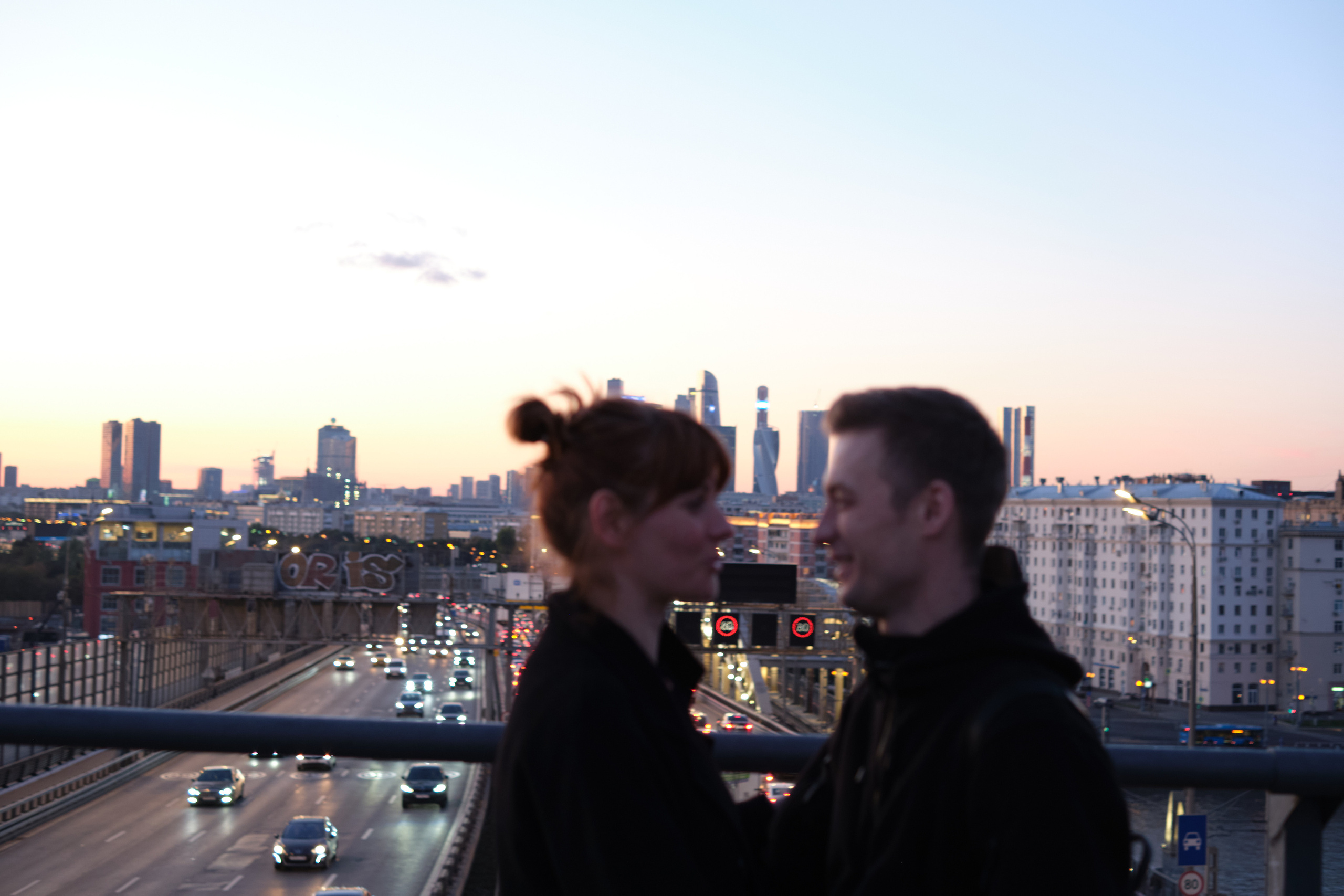 Фотосессия влюбленной пары на закате на набережной Нескучного сада. Елена Павленко. Фотограф. Москва