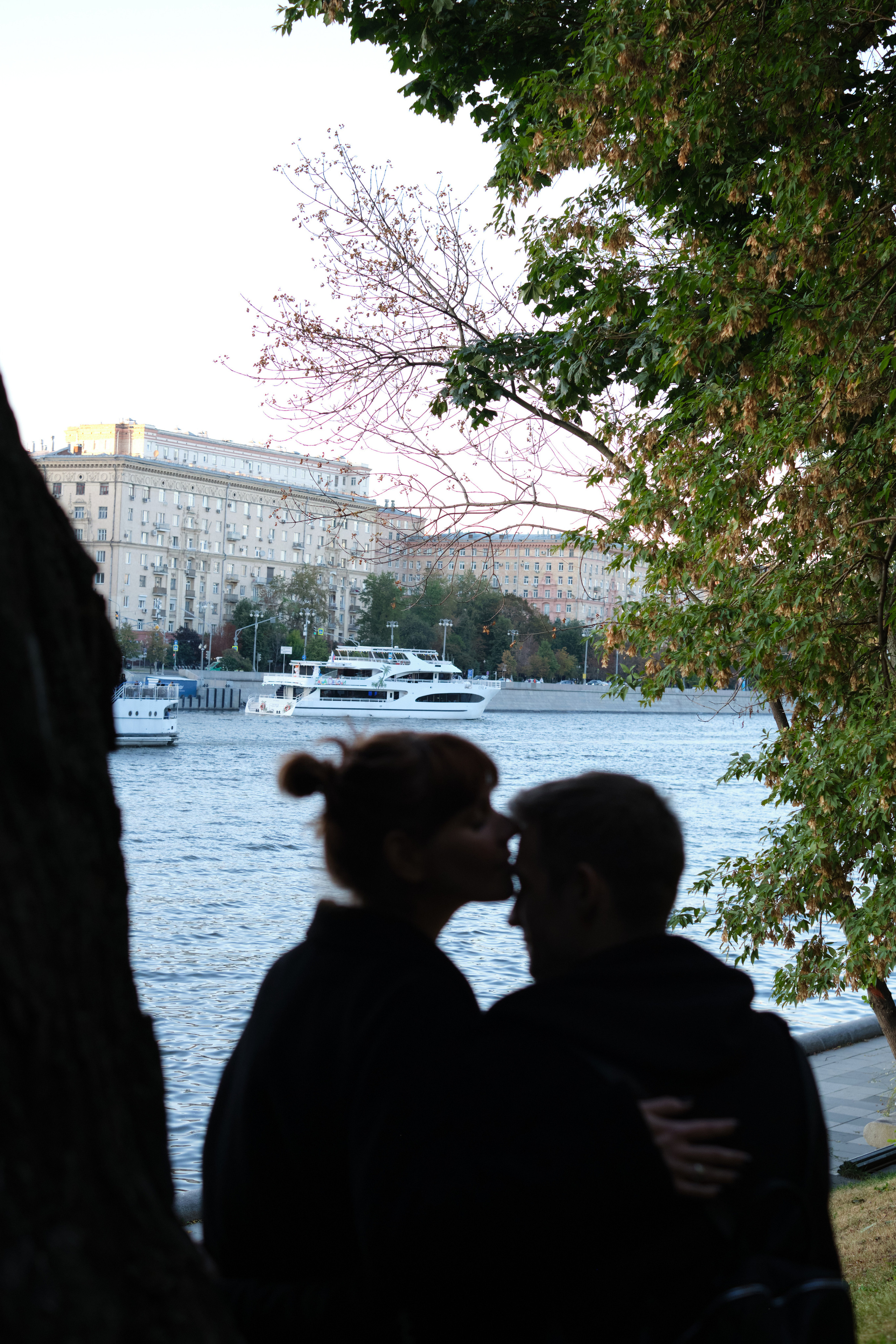 Фотосессия влюбленной пары на закате на набережной Нескучного сада. Елена Павленко. Фотограф. Москва