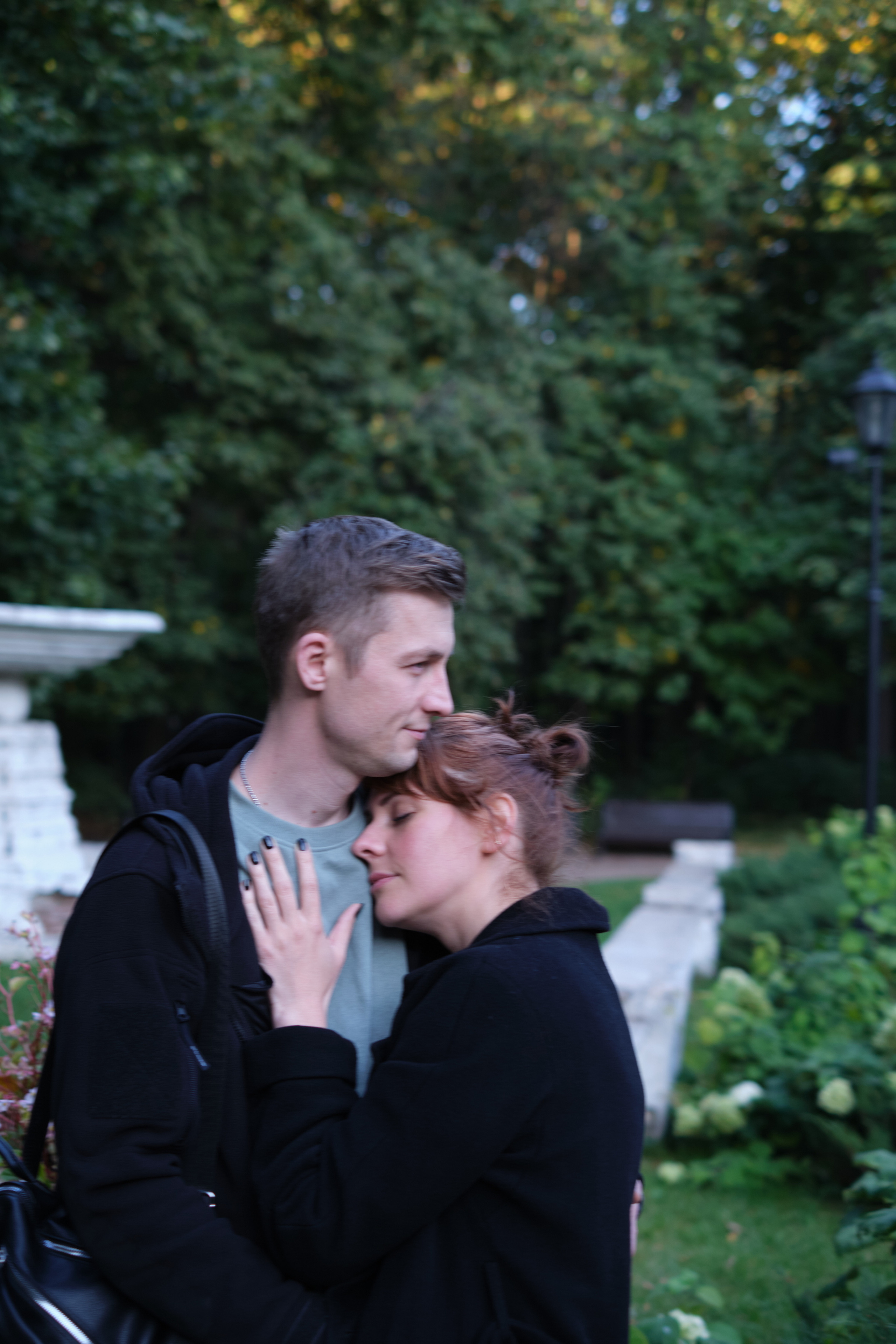 Фотосессия влюбленной пары на закате на набережной Нескучного сада. Елена Павленко. Фотограф. Москва