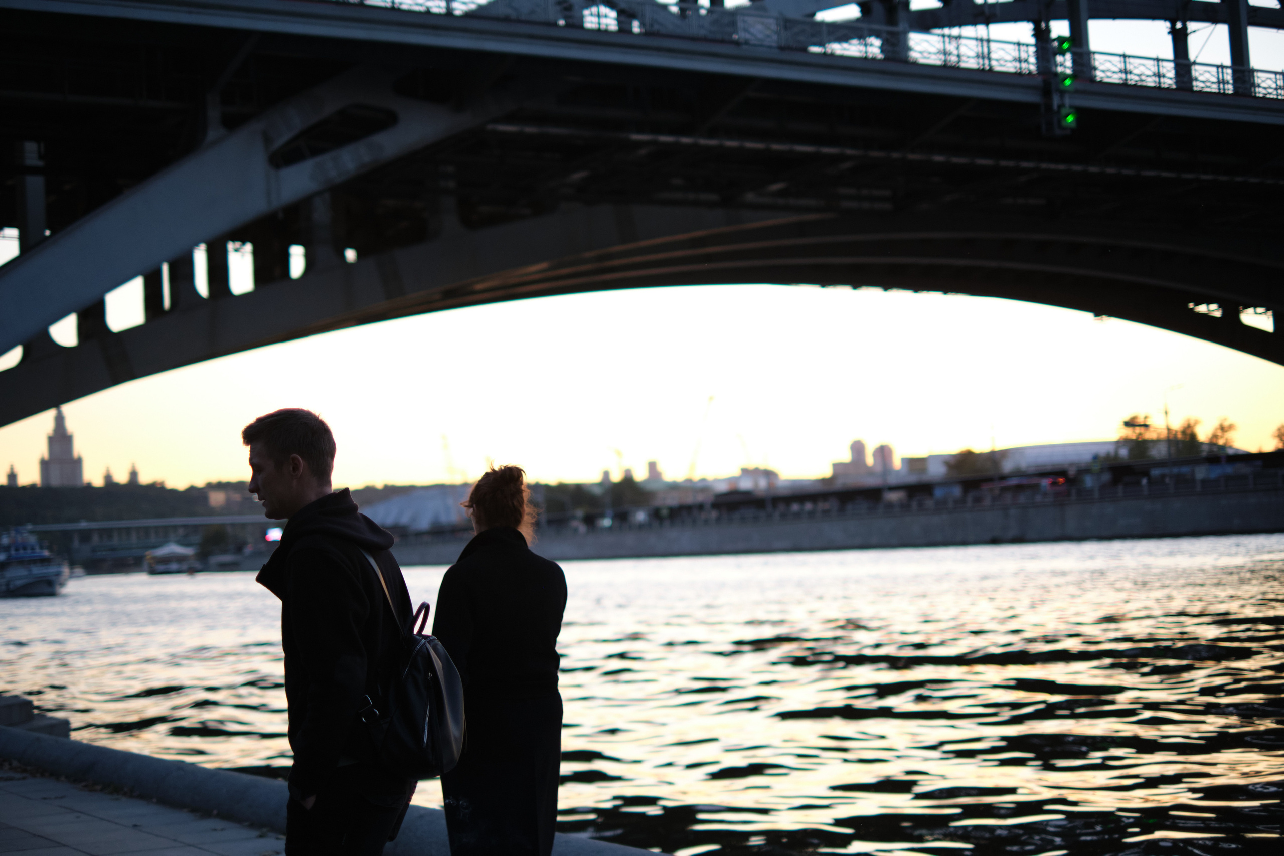 Фотосессия влюбленной пары на закате на набережной Нескучного сада. Елена Павленко. Фотограф. Москва