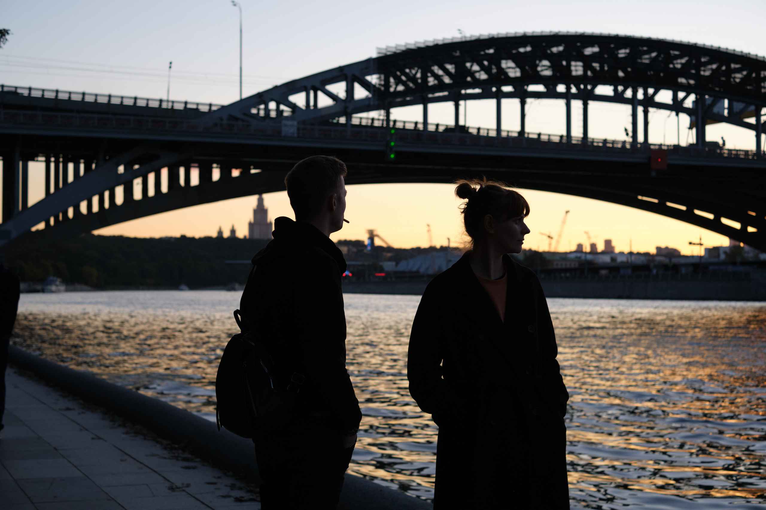 Фотосессия влюбленной пары на закате на набережной Нескучного сада. Елена Павленко. Фотограф. Москва