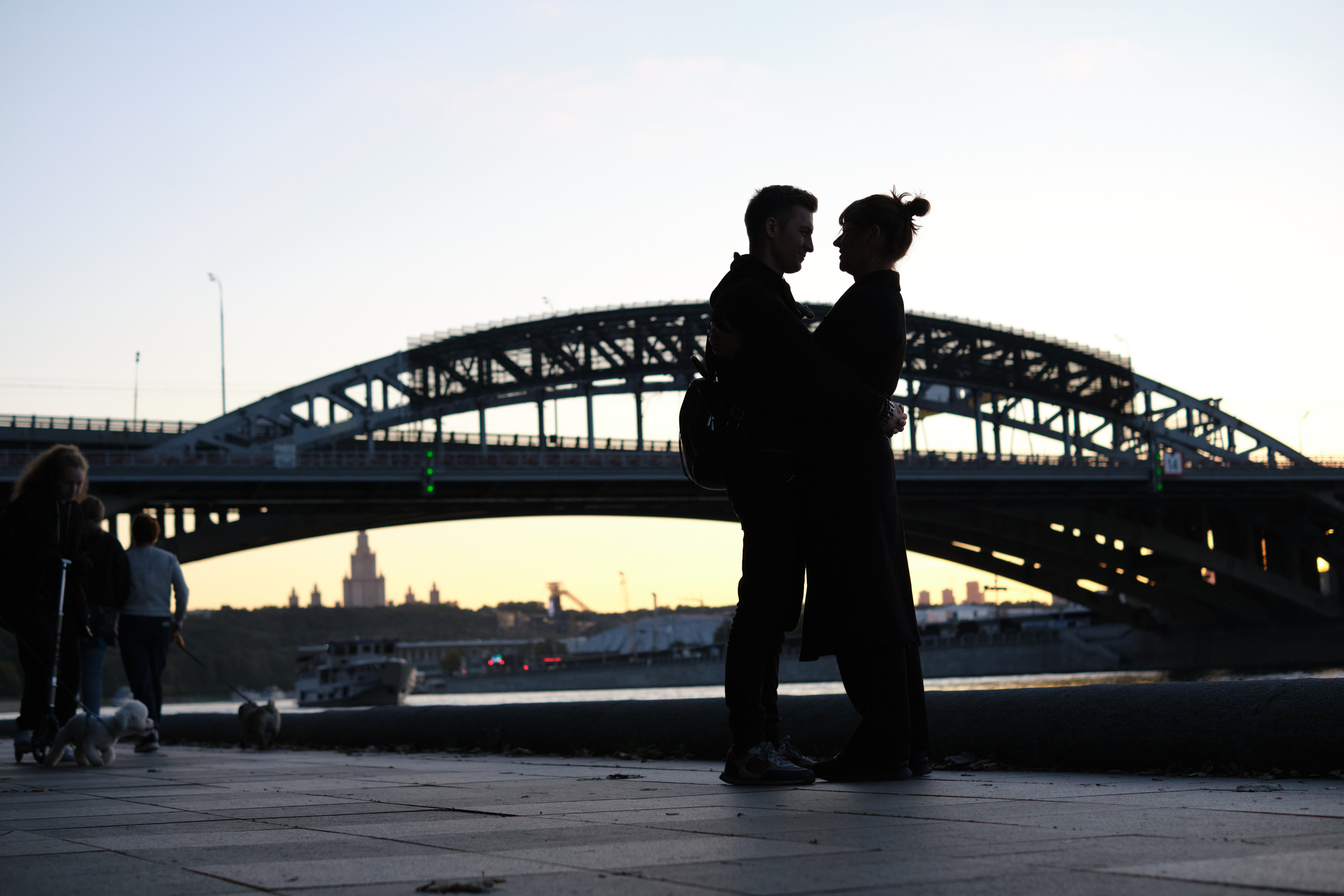 Фотосессия влюбленной пары на закате на набережной Нескучного сада. Елена Павленко. Фотограф. Москва