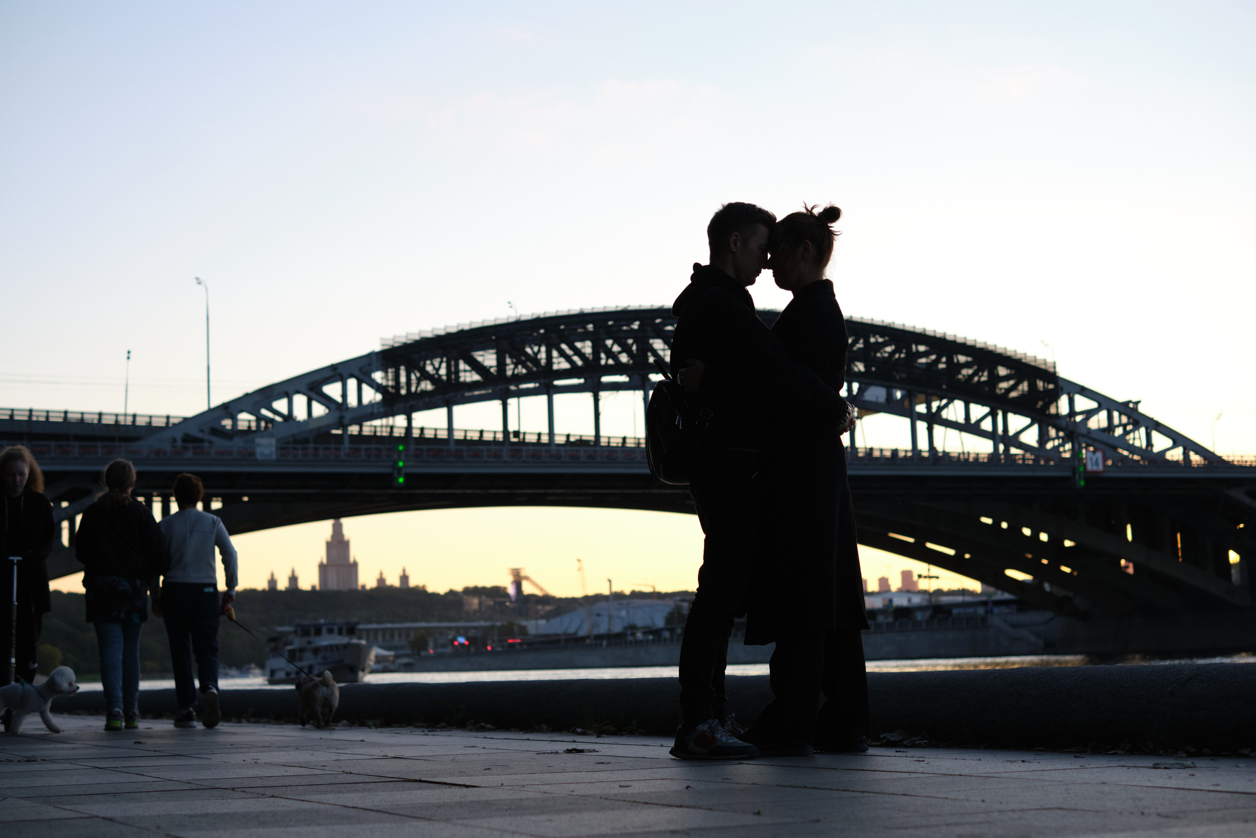 Фотосессия влюбленной пары на закате на набережной Нескучного сада. Елена Павленко. Фотограф. Москва