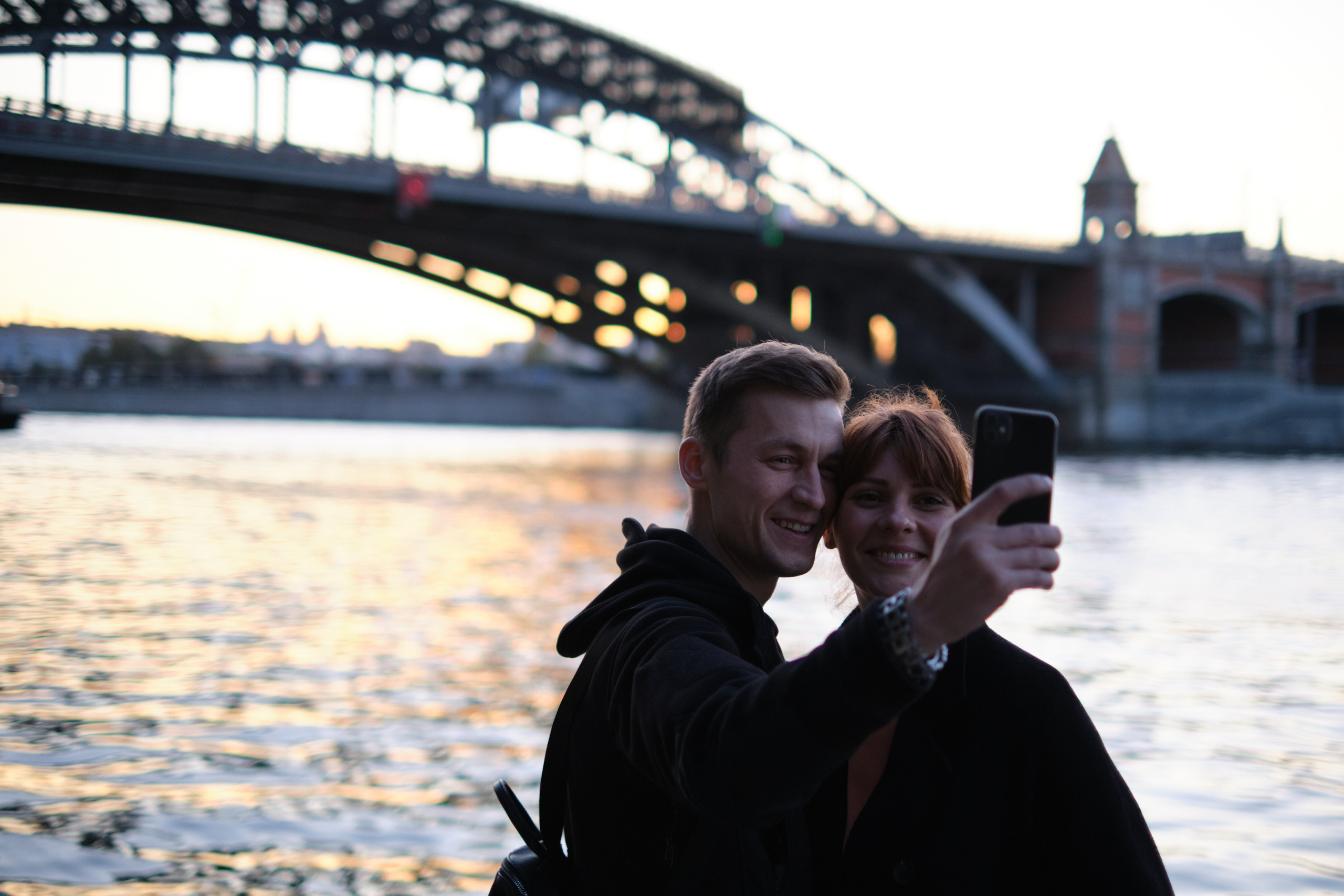 Фотосессия влюбленной пары на закате на набережной Нескучного сада. Елена Павленко. Фотограф. Москва