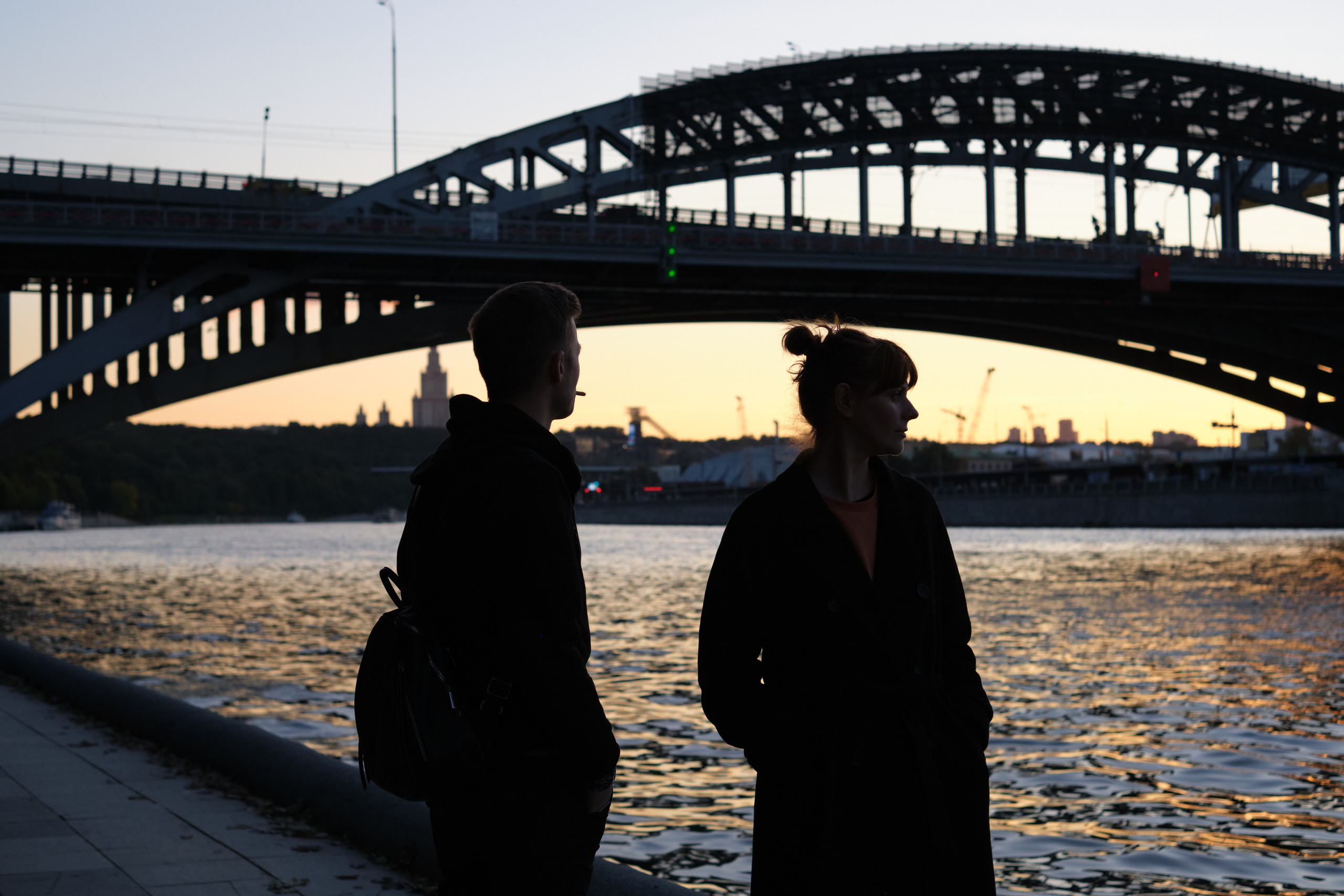 Фотосессия влюбленной пары на закате на набережной Нескучного сада. Елена Павленко. Фотограф. Москва