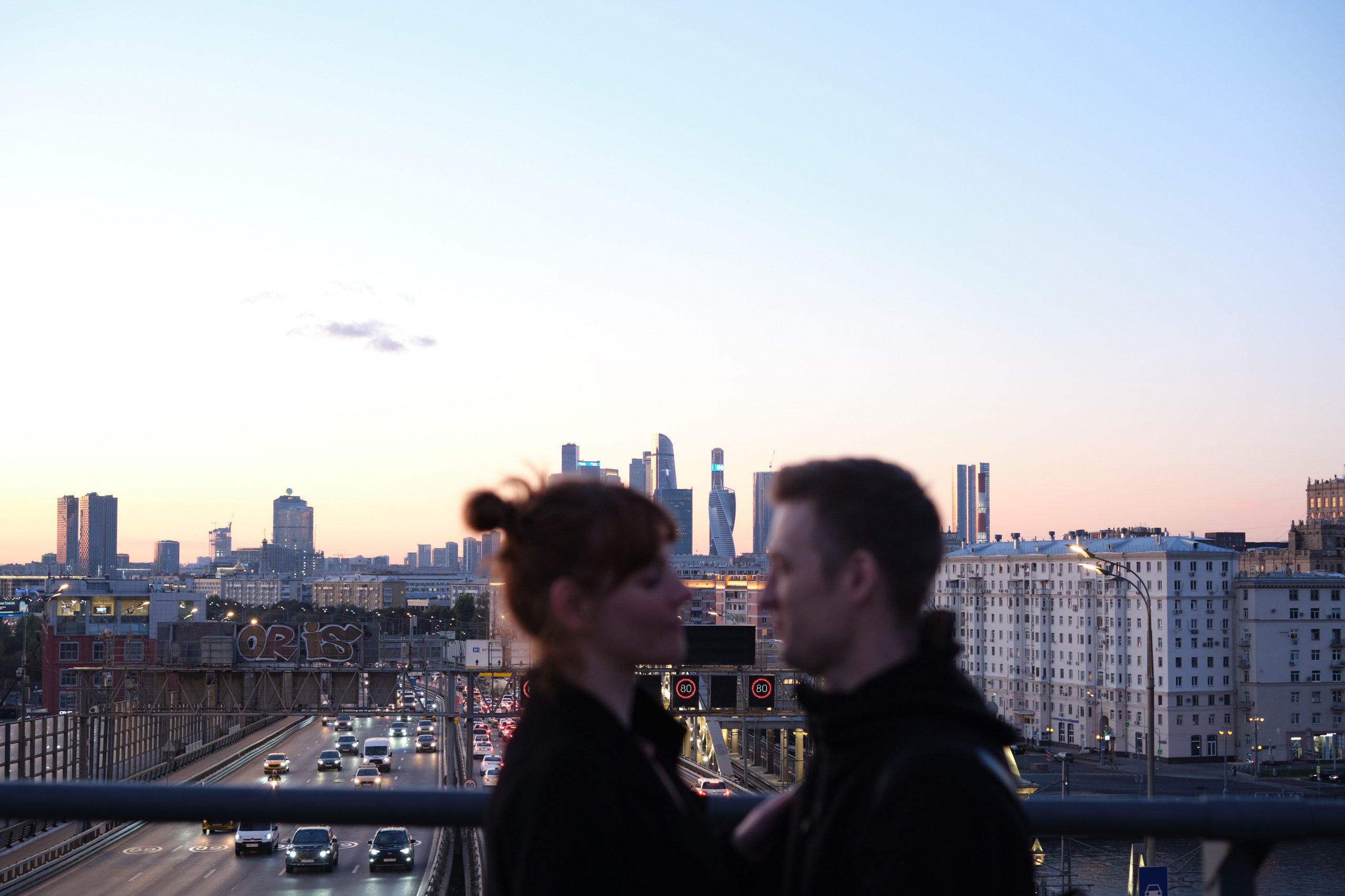 Фотосессия влюбленной пары на закате на набережной Нескучного сада. Елена Павленко. Фотограф. Москва