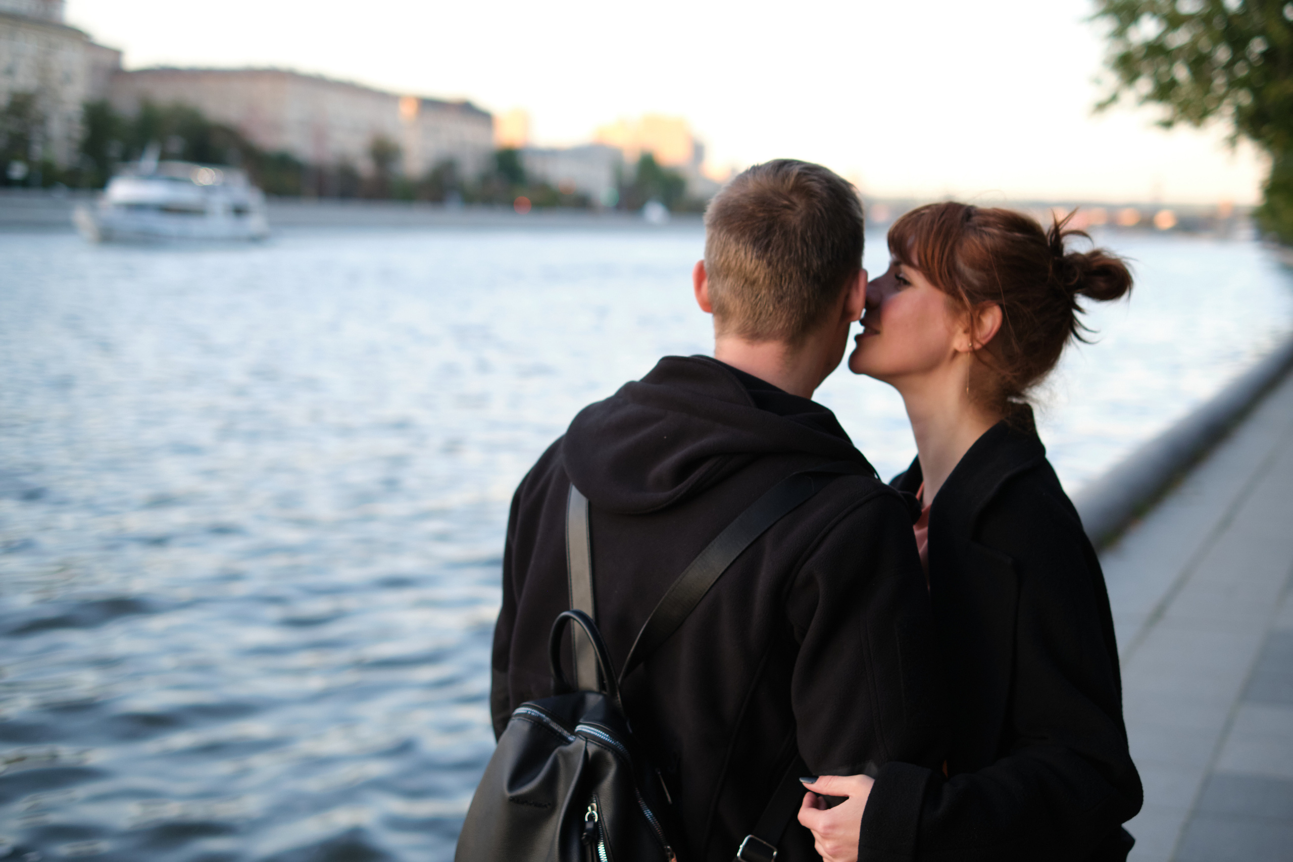 Фотосессия влюбленной пары на закате на набережной Нескучного сада. Елена Павленко. Фотограф. Москва