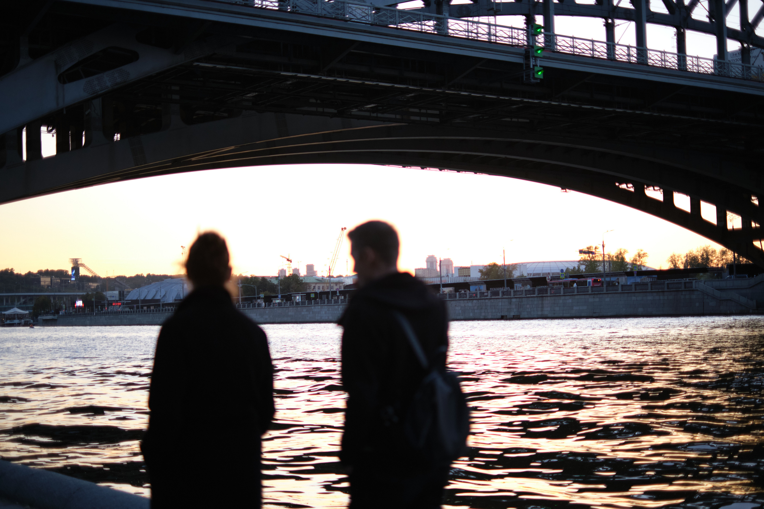 Фотосессия влюбленной пары на закате на набережной Нескучного сада. Елена Павленко. Фотограф. Москва